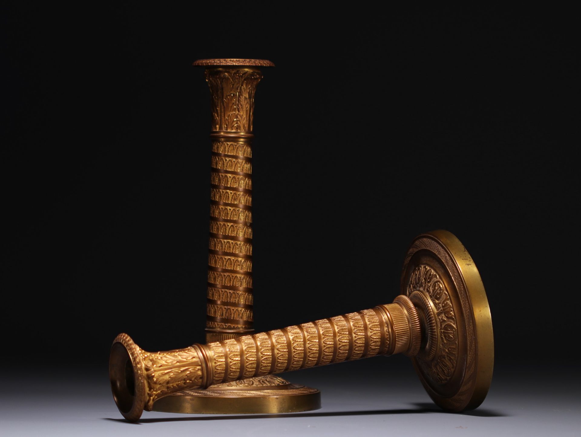 Null Ein Paar Empire-Kerzenhalter aus Bronze, Anfang 19.
Gewicht: 1.38 kg.
Liefe&hellip;