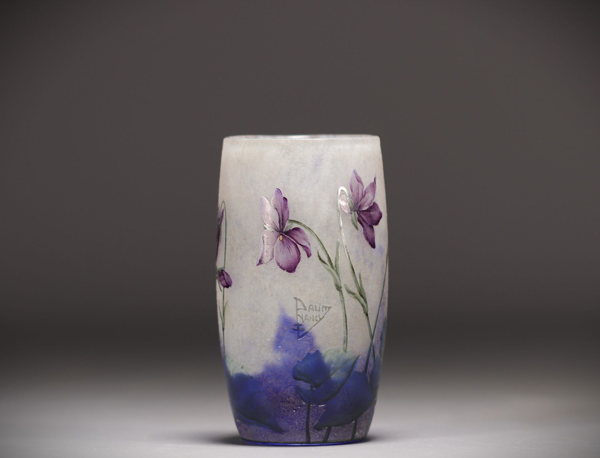 Null DAUM Nancy - Petit vase en verre multicouche émaillé à décor de violettes. &hellip;