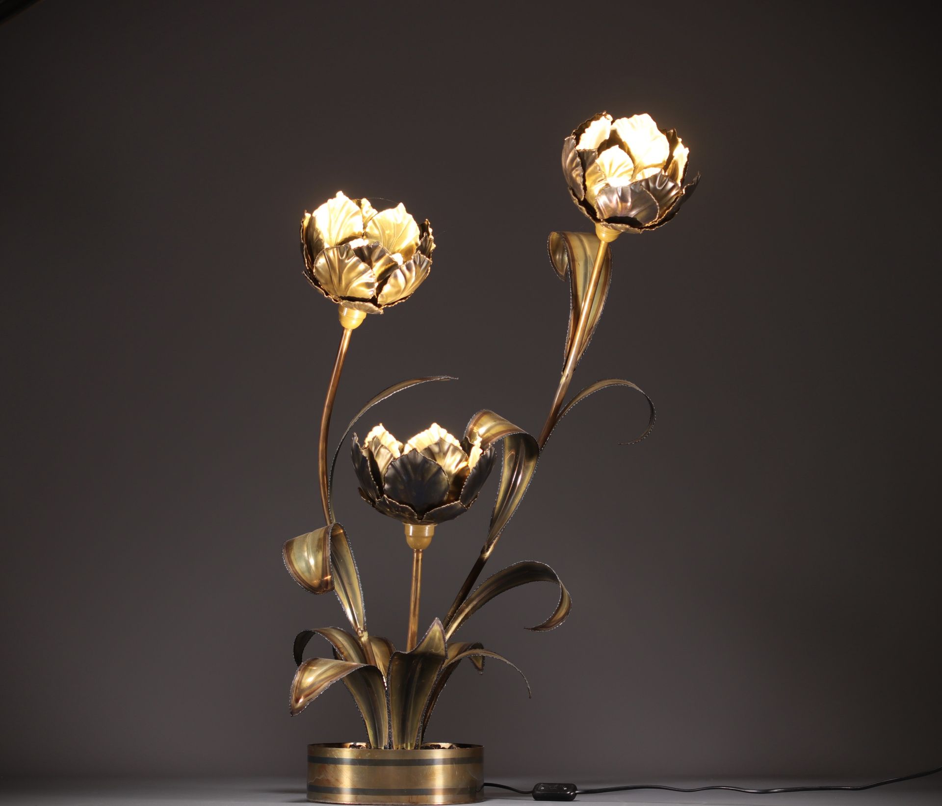 Null Maison Jansen - Imposant lampadaire floral en laiton patiné, trois bras de &hellip;