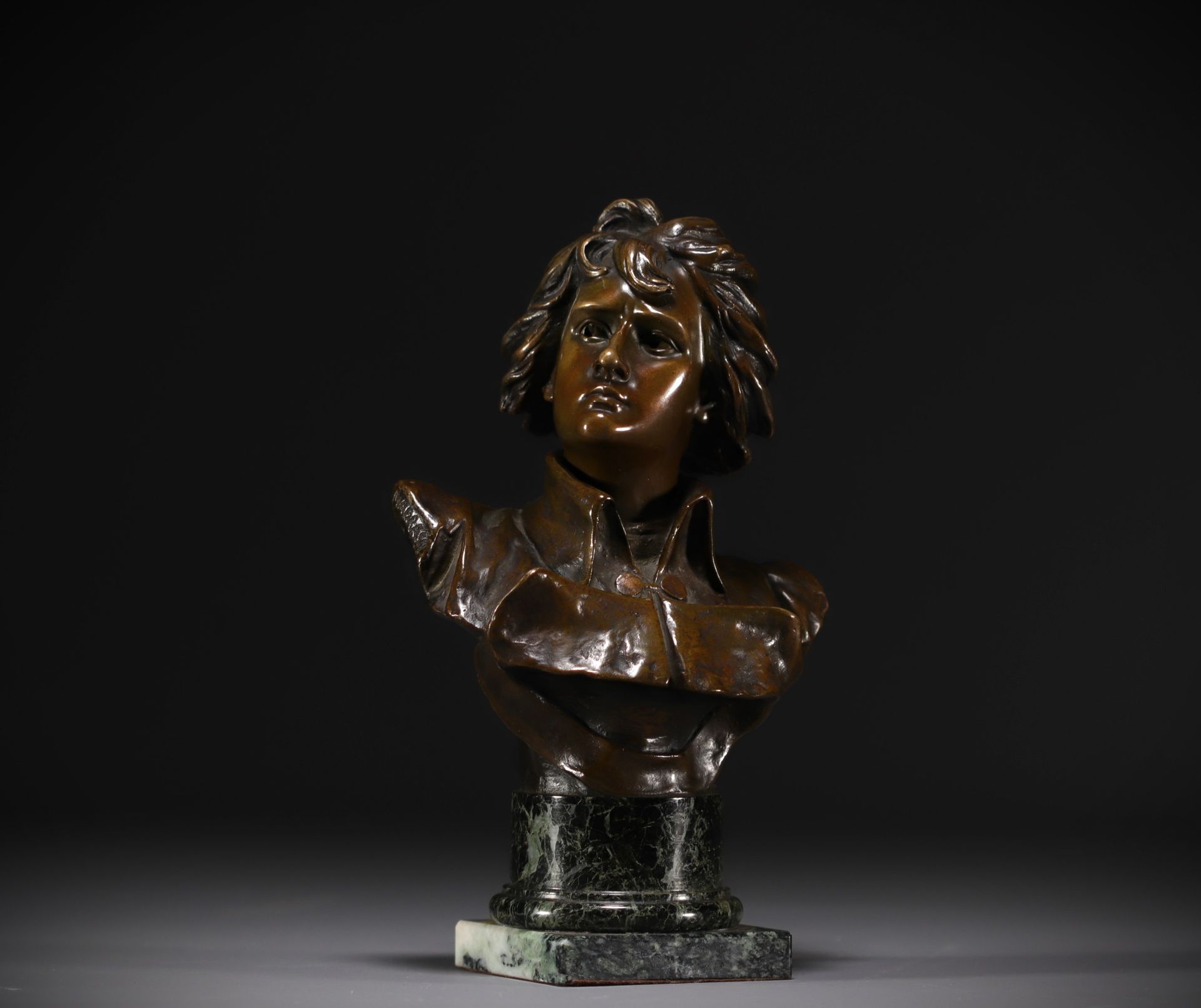 Null Lucas MADRASSI (1848-1919) "Jeune Napoléon Bonaparte" Buste en bronze à pat&hellip;