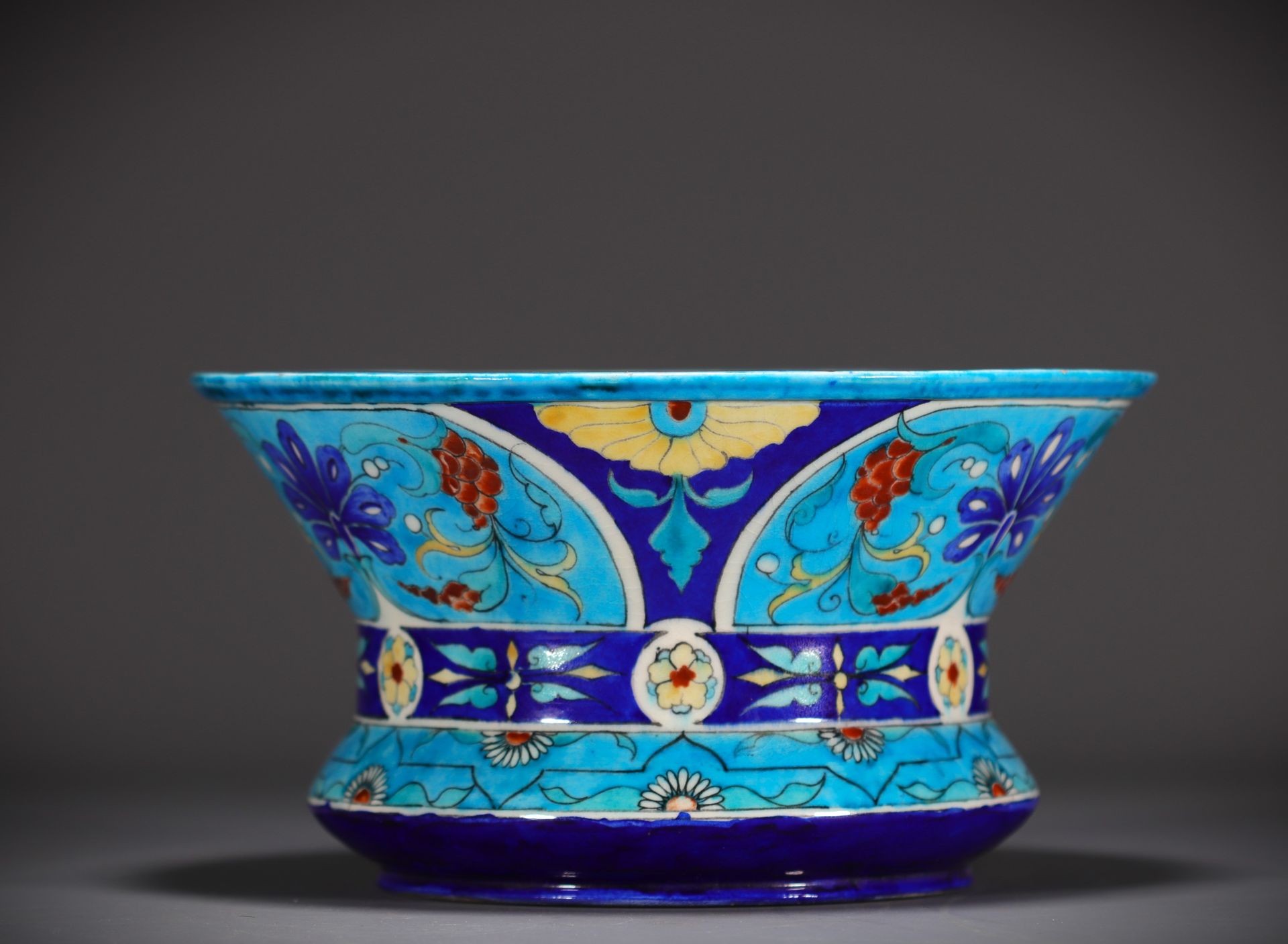 Null Théodor DECK (1823-1891) Coupe en céramique polychrome à décor à décor Izni&hellip;