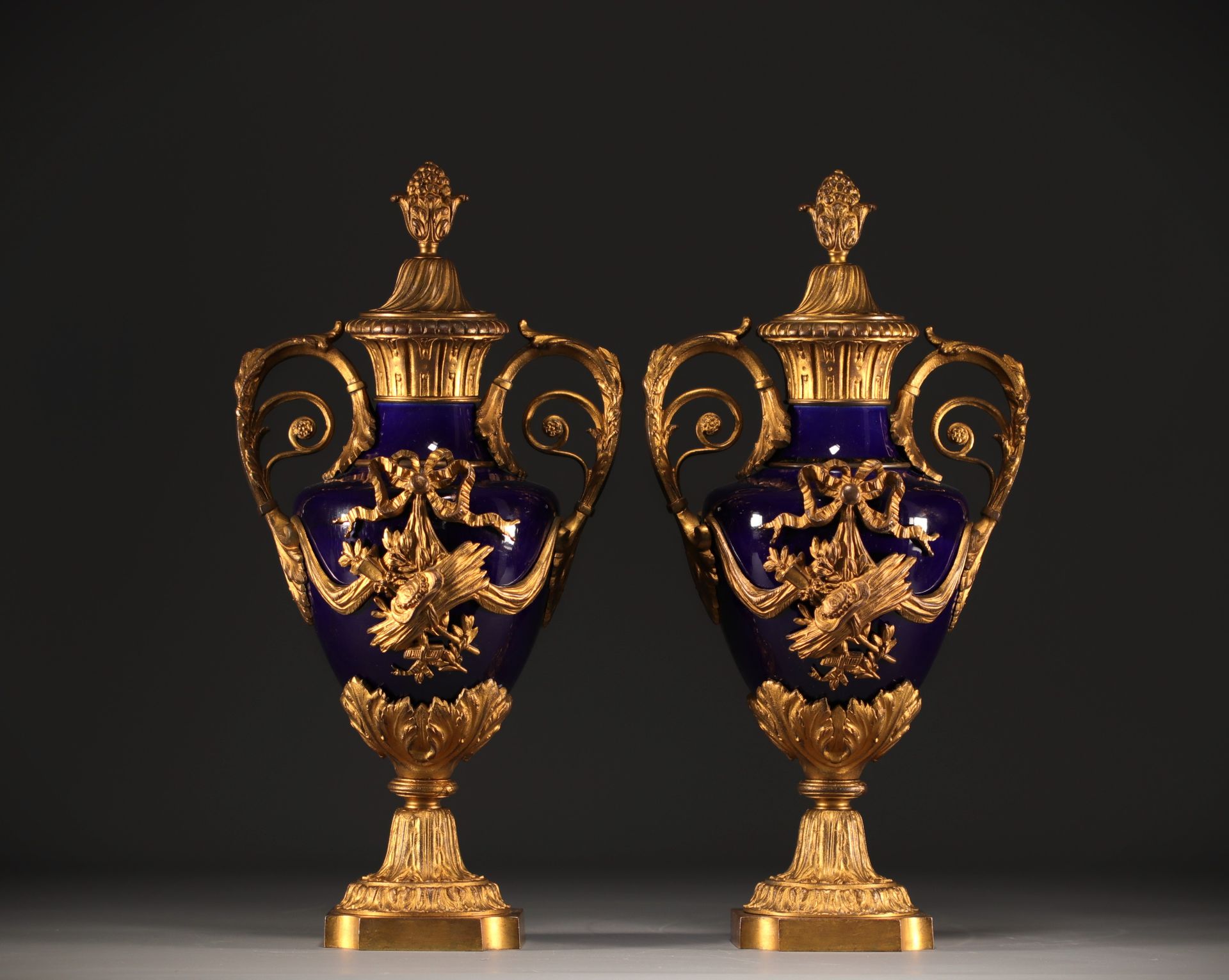 Null Paire de vases couverts de style Louis XVI en porcelaine "bleu de Sèvres", &hellip;