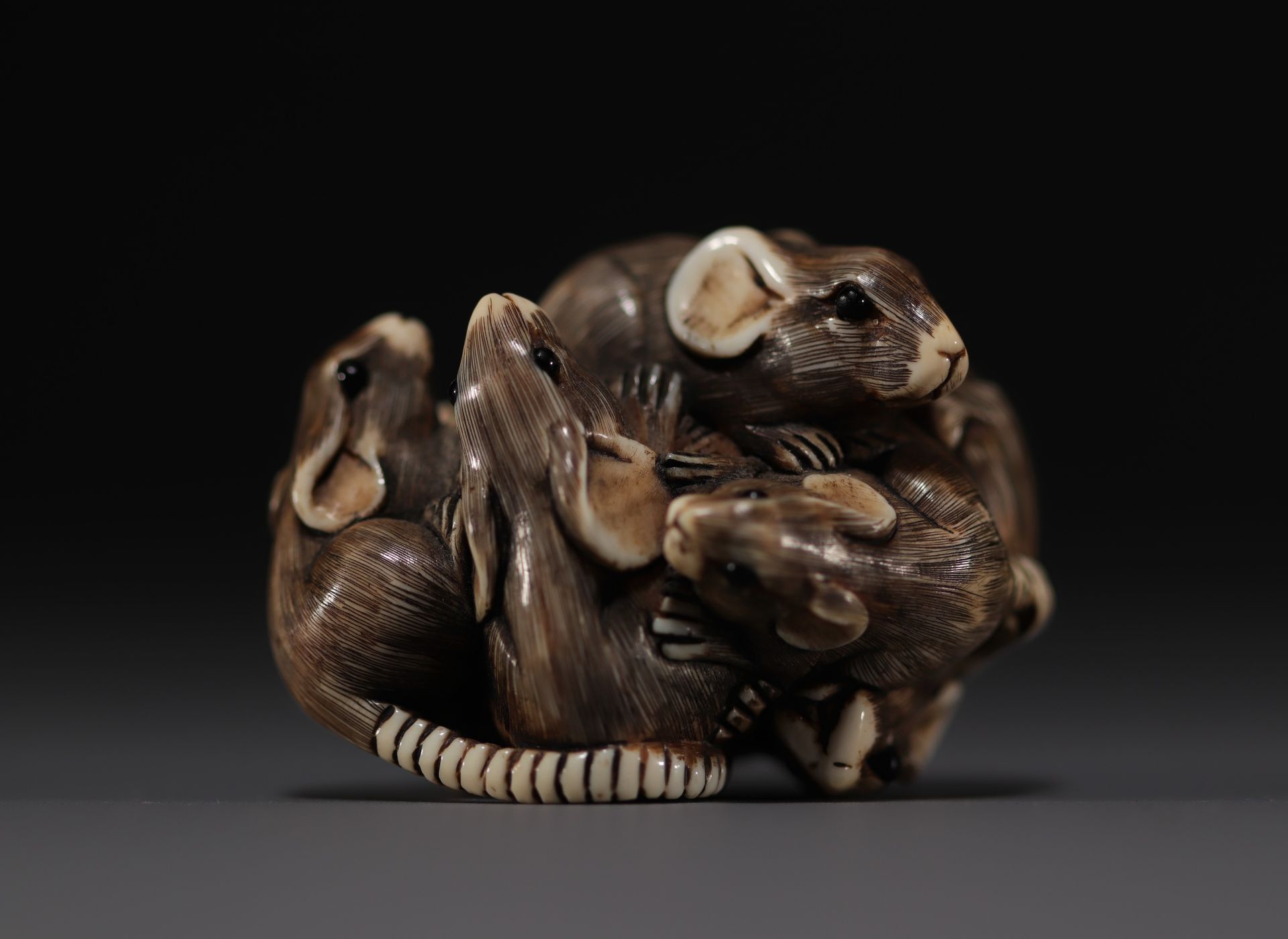 Null Japon - Netsuke en ivoire représentant un groupe de six rats sculptés de ma&hellip;
