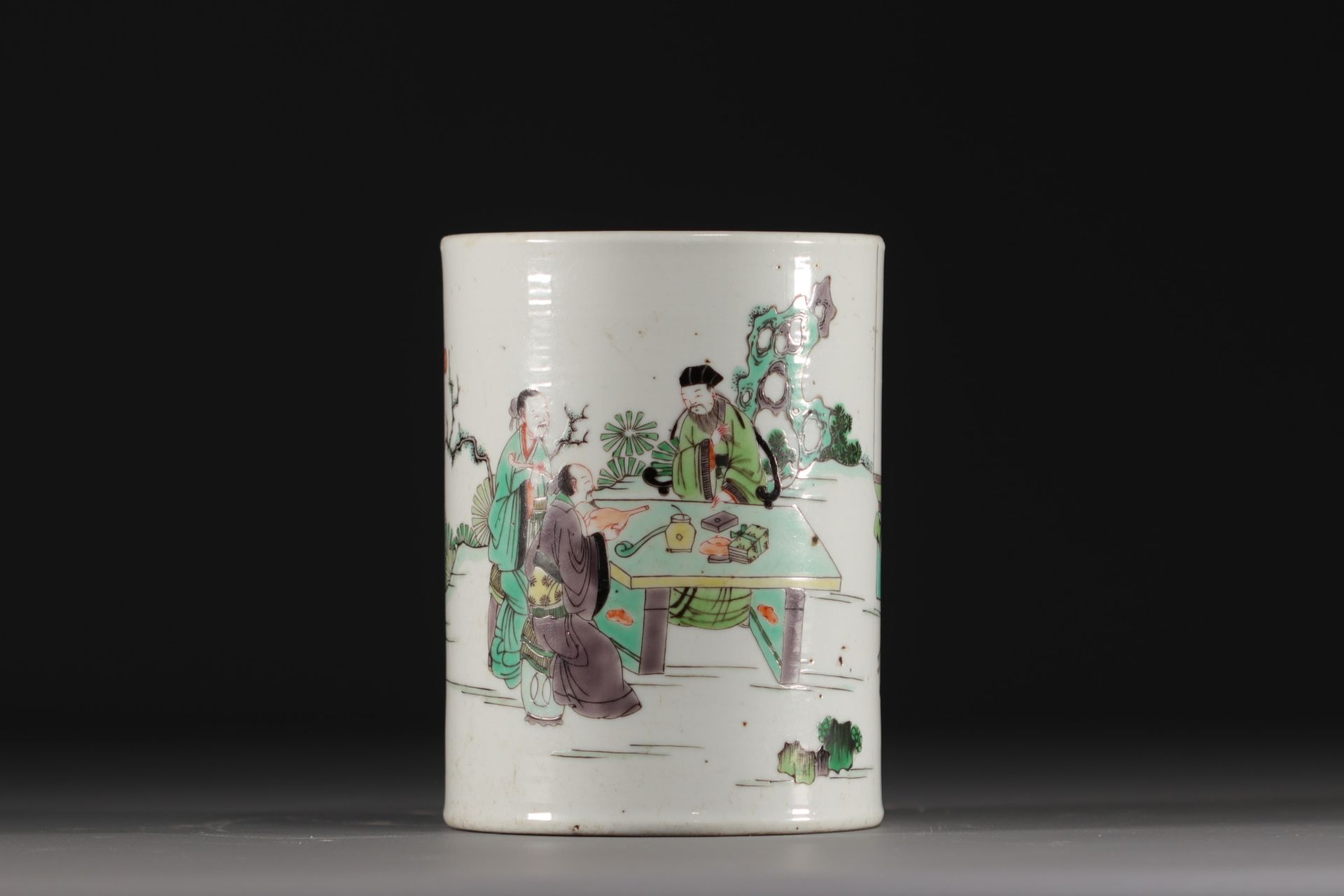 Null Chine - Pot à pinceaux en porcelaine famille verte à décor de personnages e&hellip;