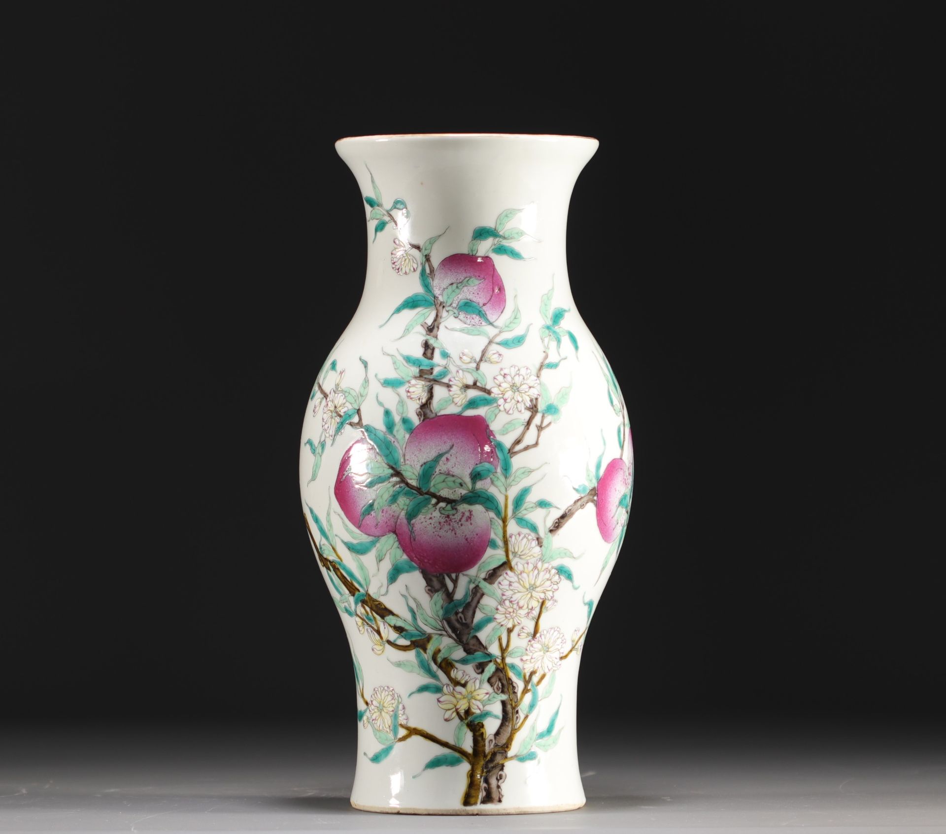 Null Chine - Vase en porcelaine au décor des neuf pêches, famille rose, époque Q&hellip;