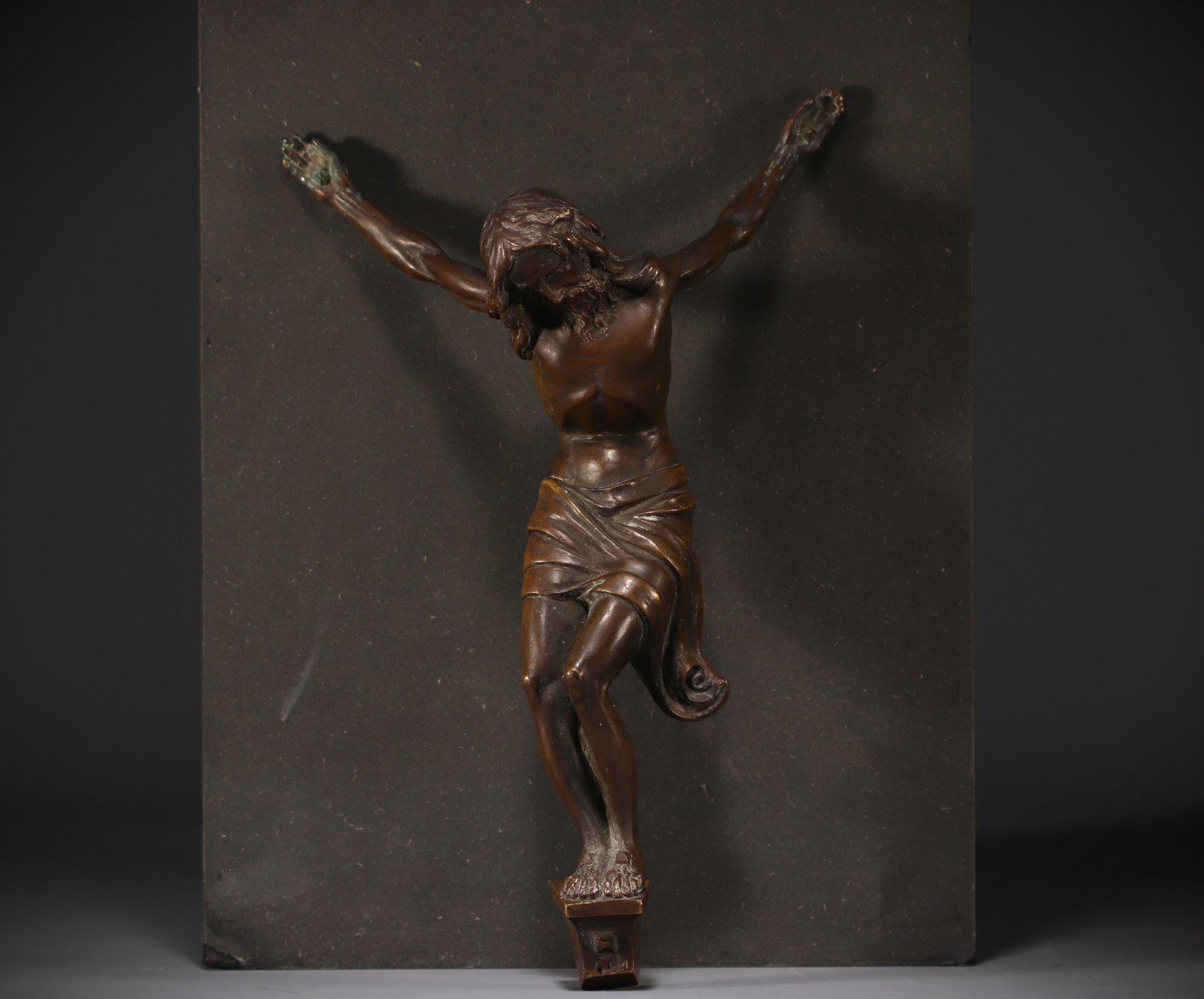 Null Cristo en bronce patinado marrón, cuerpo retorcido, siglo XVIII.
Peso: 3,60&hellip;