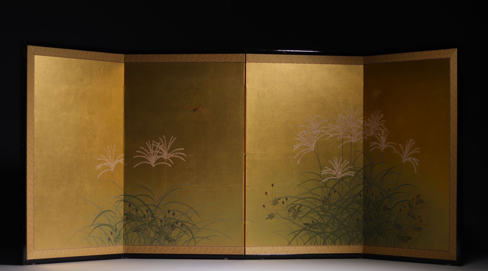 Null Giappone - Paravento in foglia d'orata con decorazione floreale.
Peso: 3,56&hellip;