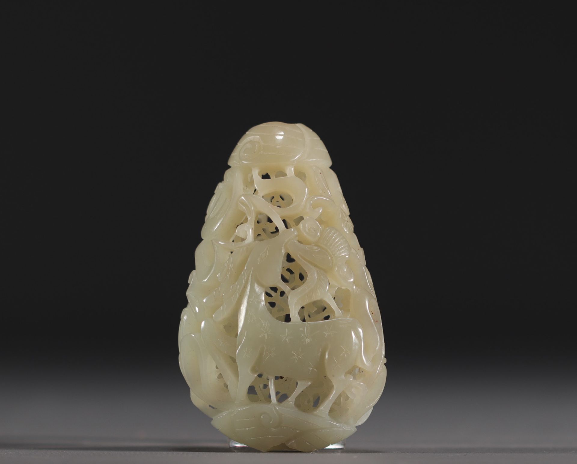 Null Chine - Pendentif en jade blanc sculpté et ajouré à décor d'animaux, époque&hellip;