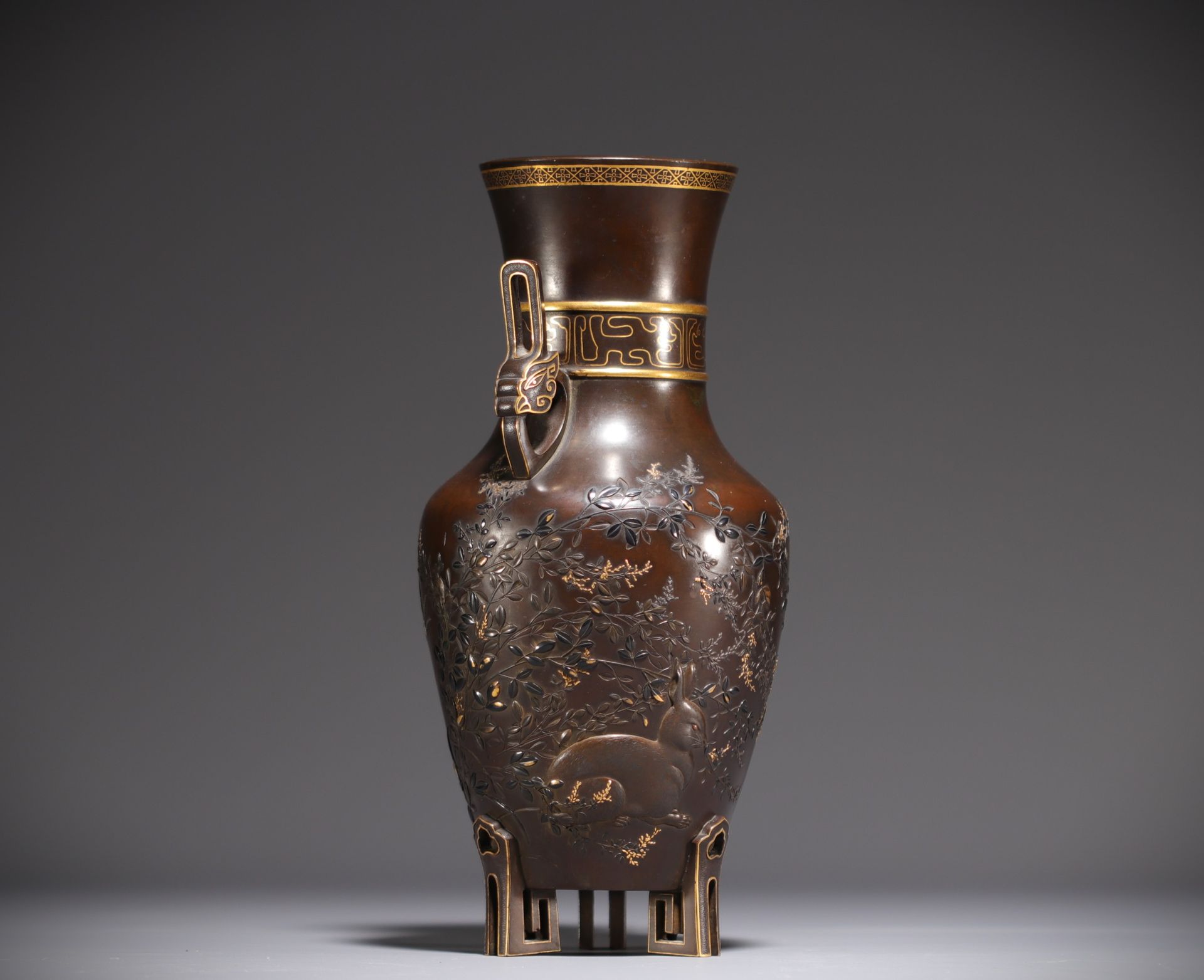 Null Japon - Vase tripode en bronze rehaussé de bronze doré, à décor de lapin et&hellip;