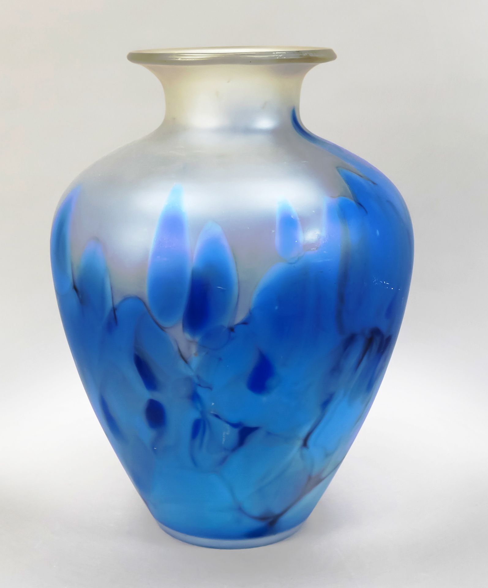 Null 大花瓶，20世纪，圆形支架，瓶身有加宽的壁，在肩部抽出，喇叭口的边缘，透明磨砂玻璃与蓝色斑点珐琅，高38厘米