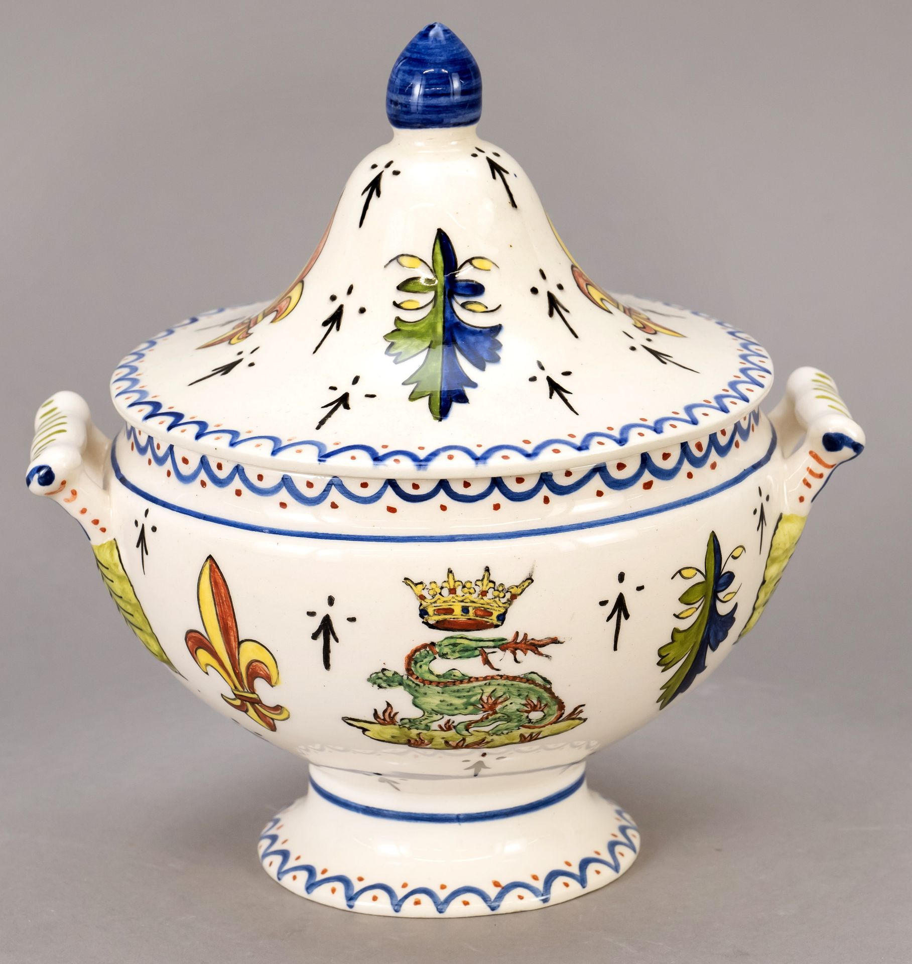 Null 有盖的罐子，W。法国，20世纪，陶瓷，多色绘有法国百合花，圆顶盖上有尖形把手，手镯损坏，高17厘米