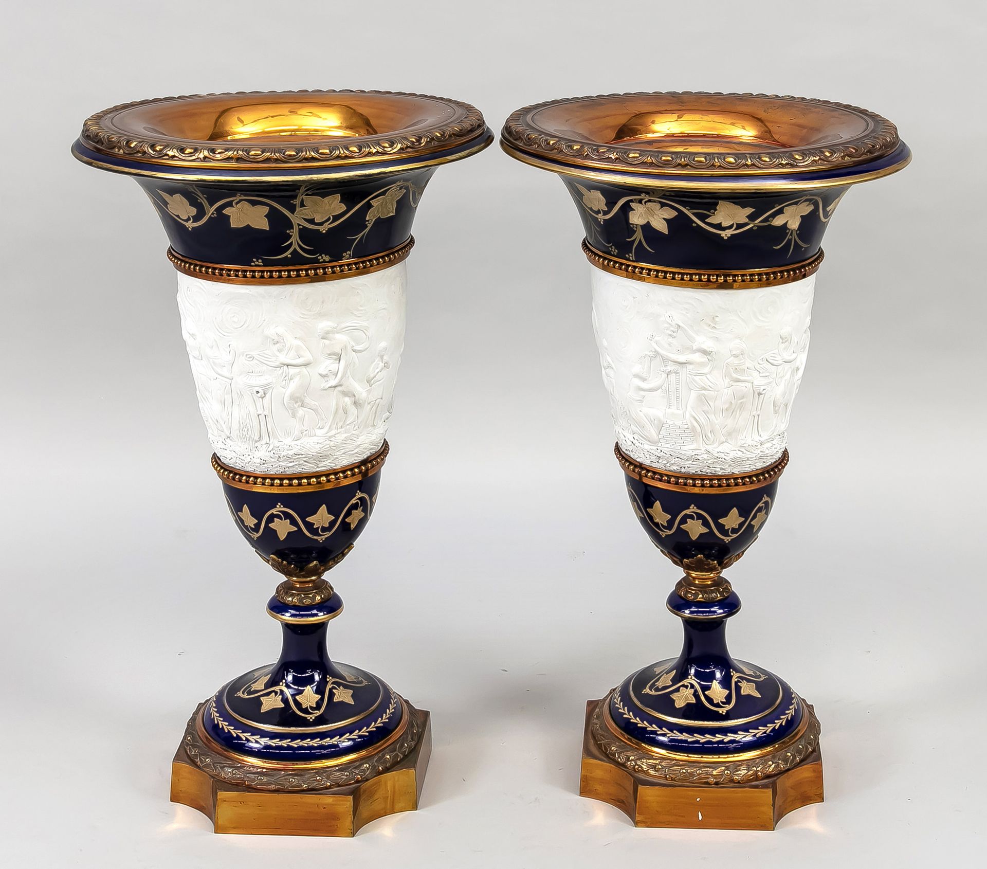 Null 一对大型落地花瓶，仿塞夫勒标记，法国，19世纪，烧杯体从圆底升起，周围是白色双色的巴坎特轮辋，钴蓝色背景，装饰性镀金，黄铜安装，高66厘米