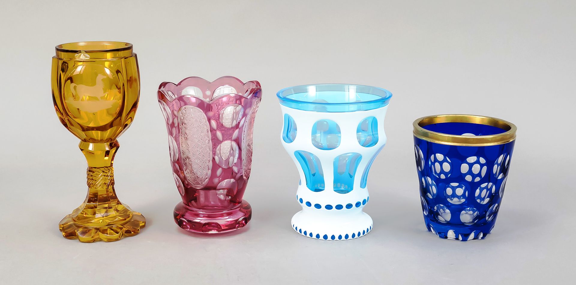Null 四个玻璃杯组，20世纪，不同的形状和大小，透明的浅蓝色玻璃，部分彩色覆盖，部分有切割装饰，1x有金边，部分磕碰，高达17厘米