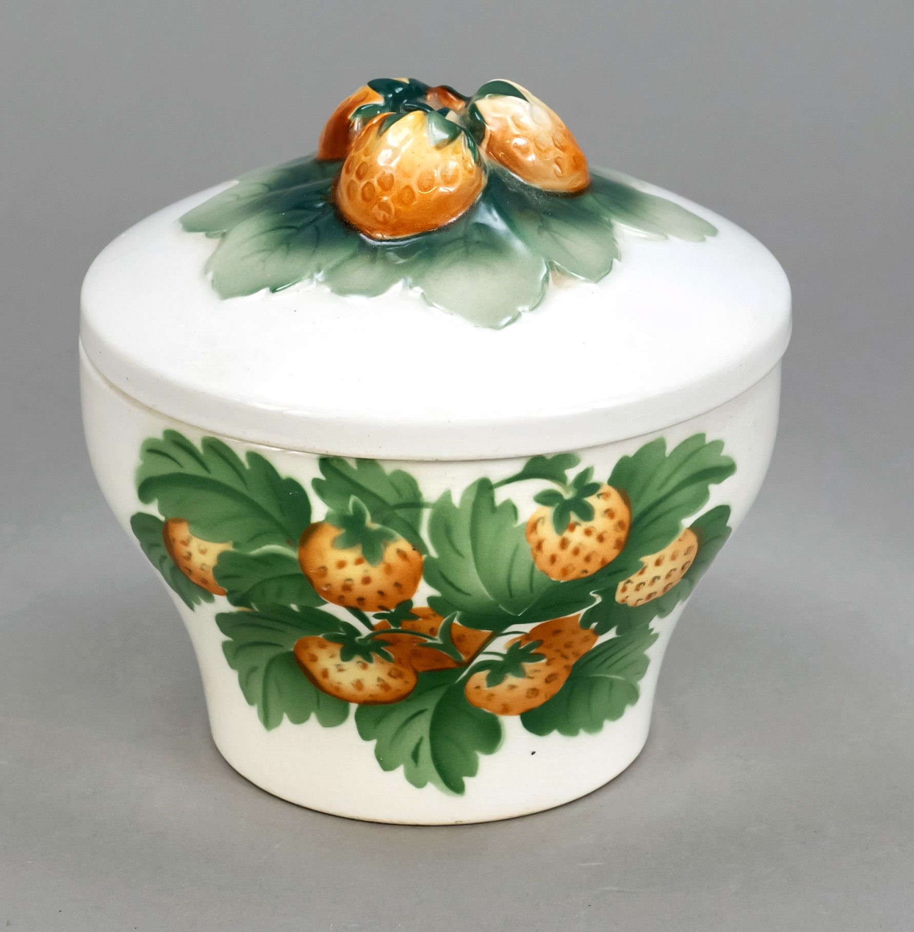 Null 圆形陶瓷果酱盒，皇家哥本哈根，1928年，圆形支架，墙面加宽，圆顶盖上有草莓形状的旋钮，有多色草莓装饰，支架上有刻字和日期，直径12厘米
