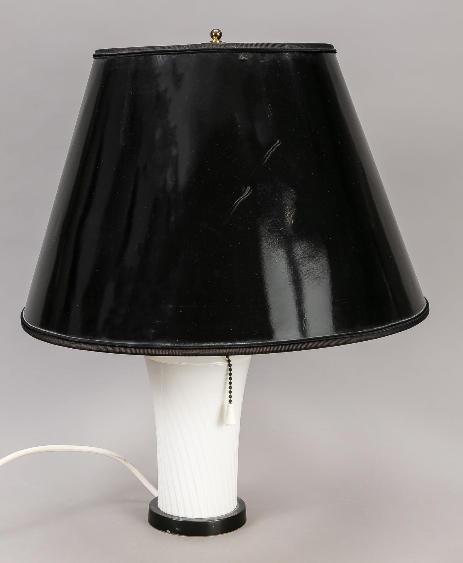 Null 台灯，白色带肋壁的瓷质灯座，KPM柏林，20世纪，高14厘米，电动，黑色灯罩，高45厘米
