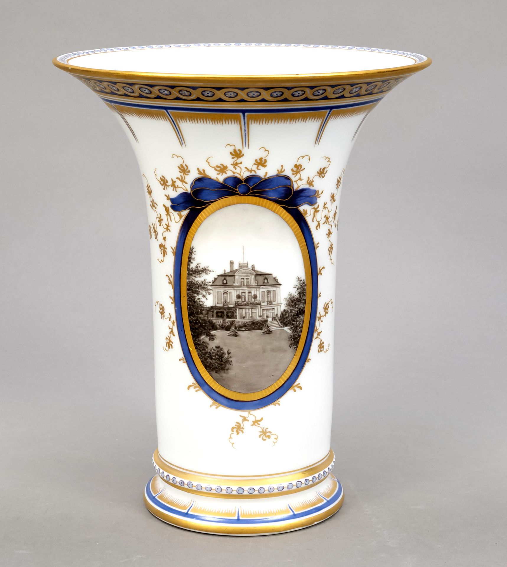 Null 来自所谓的巴伐利亚皇家服务的景观花瓶，Nymphenburg，标记1925-1975，由Dominikus Aulizek设计，高大的圆柱形花瓶，宽大&hellip;