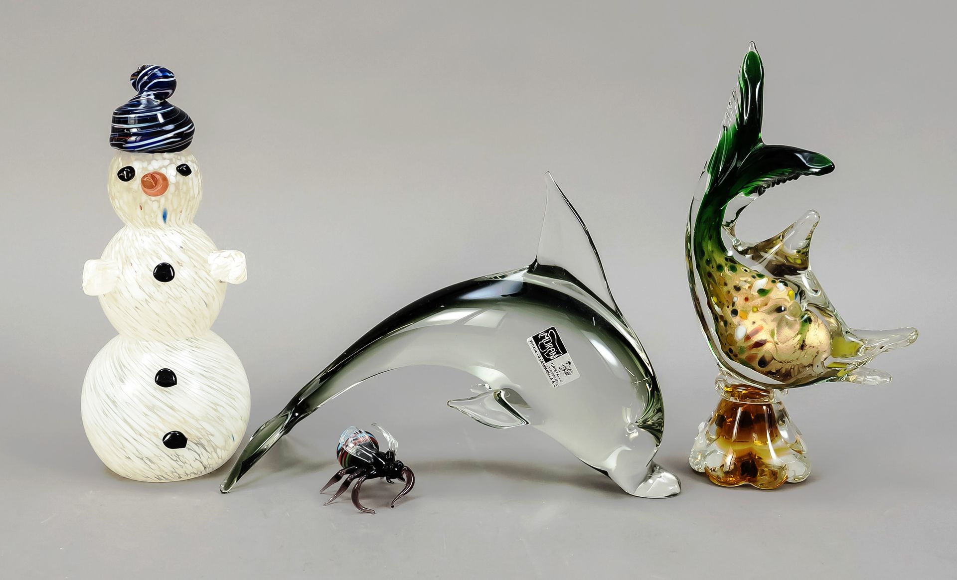 Null 四个玻璃人，20世纪，部分是穆拉诺，透明玻璃，有彩色内含物，海豚，鱼，雪人和苍蝇，高至22厘米，长至23厘米
