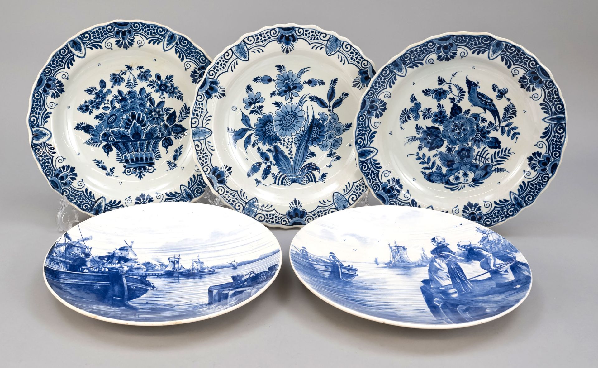 Null 一套五个盘子，2个维勒鲁瓦和波赫，釉下蓝色风景装饰，有工作人员，直径30厘米，3个代尔夫特，釉下蓝色装饰，花卉图案，直径29.5厘米