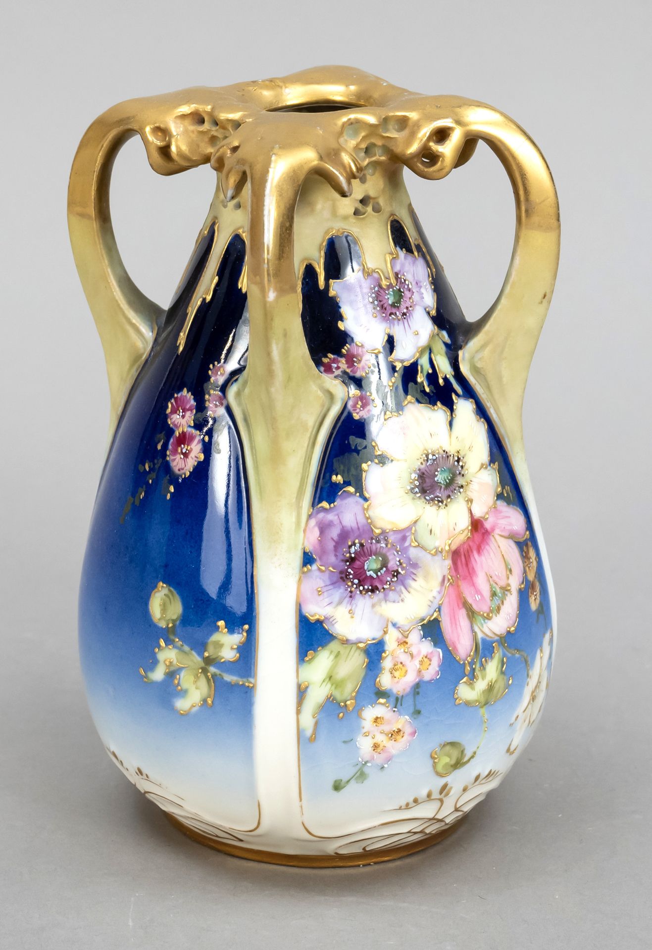Null 新艺术主义花瓶，W.Ladowitz (Ledvice)，约1900年，镂空的唇边有四个侧把手，蓝底多色绘有淡紫色，装饰性镀金，型号为545，高17,&hellip;