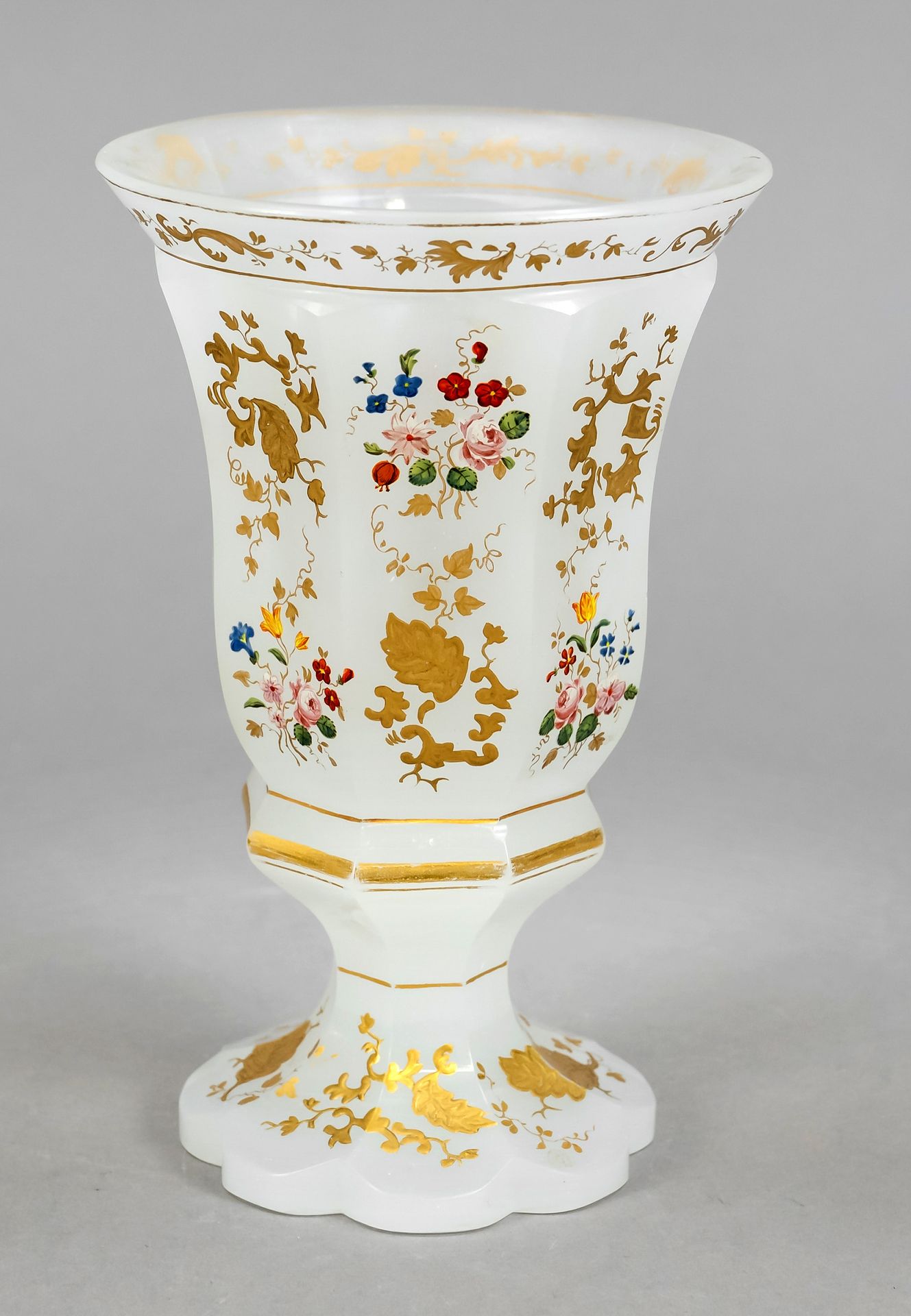 Null Copa de vidrio, c. 1900, soporte en forma de flor, fuste corto y angular, c&hellip;