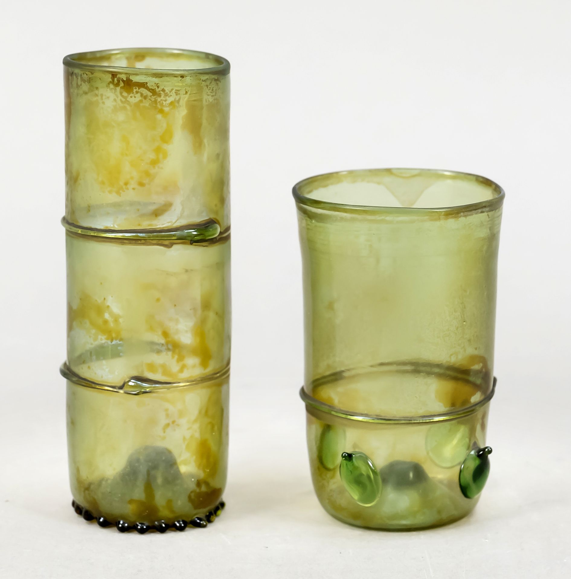 Null 两个森林玻璃杯，19世纪，直的形式，每个都有应用的玻璃螺旋，1个有4个熔化的玻璃小点，绿色的玻璃，高9呼吸13厘米