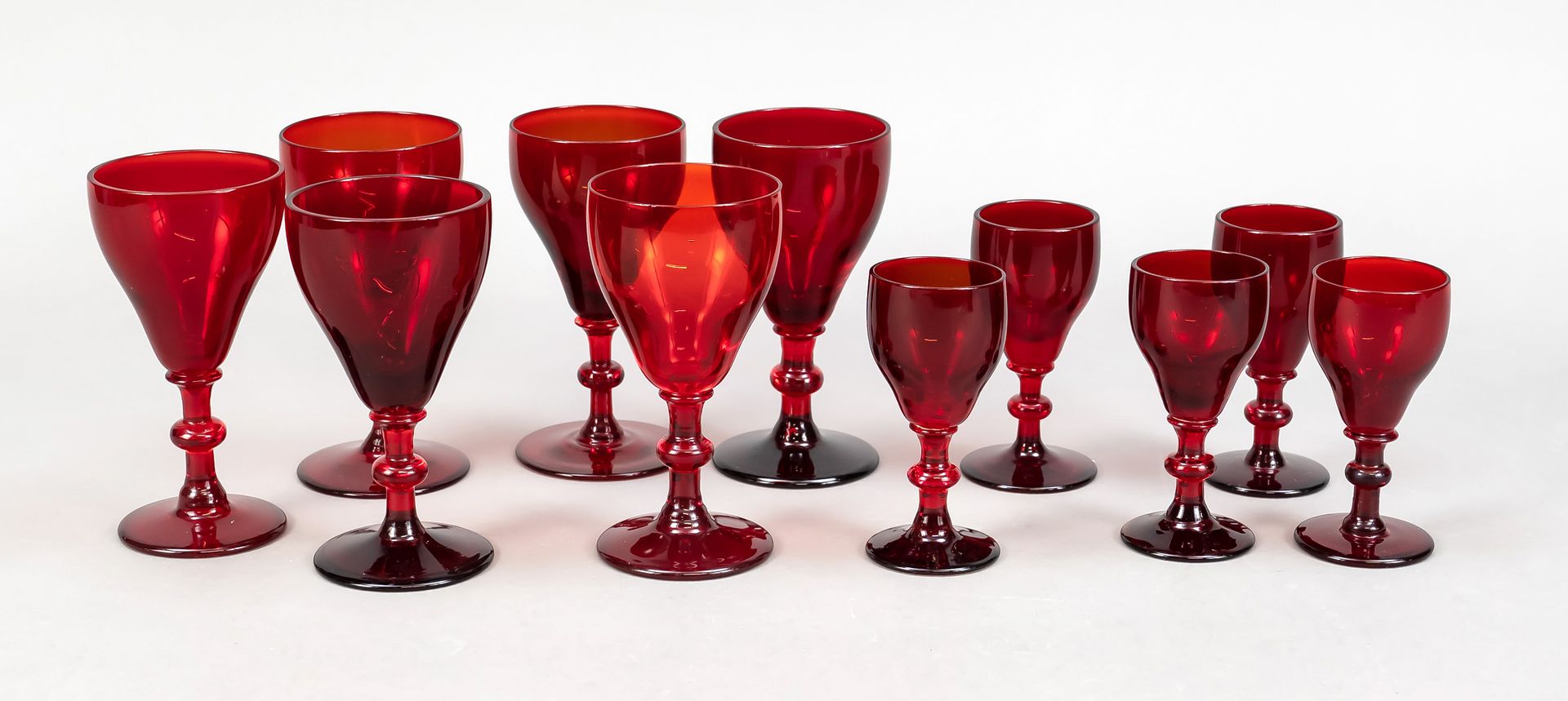 Null Lot de onze verres, 19e s., 6 verres à vin et 5 verres à liqueur, pied rond&hellip;