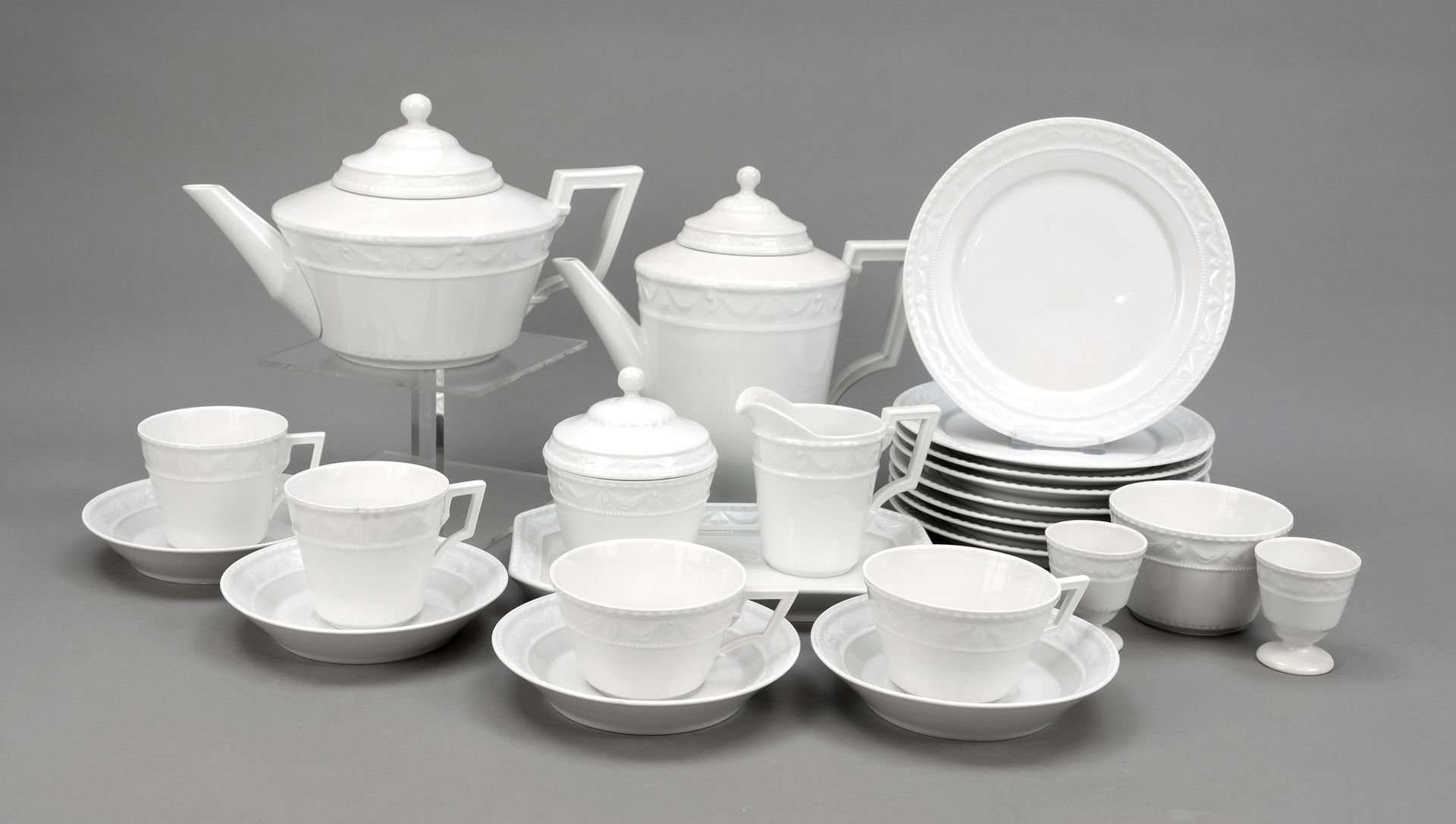 Null 
KPM柏林的早餐服务，标记1962-1992，第二部分，形式为库尔兰，1790年左右弗里德里希-埃利亚斯-迈耶为库尔兰最后一位公爵设计，白色，茶壶，&hellip;