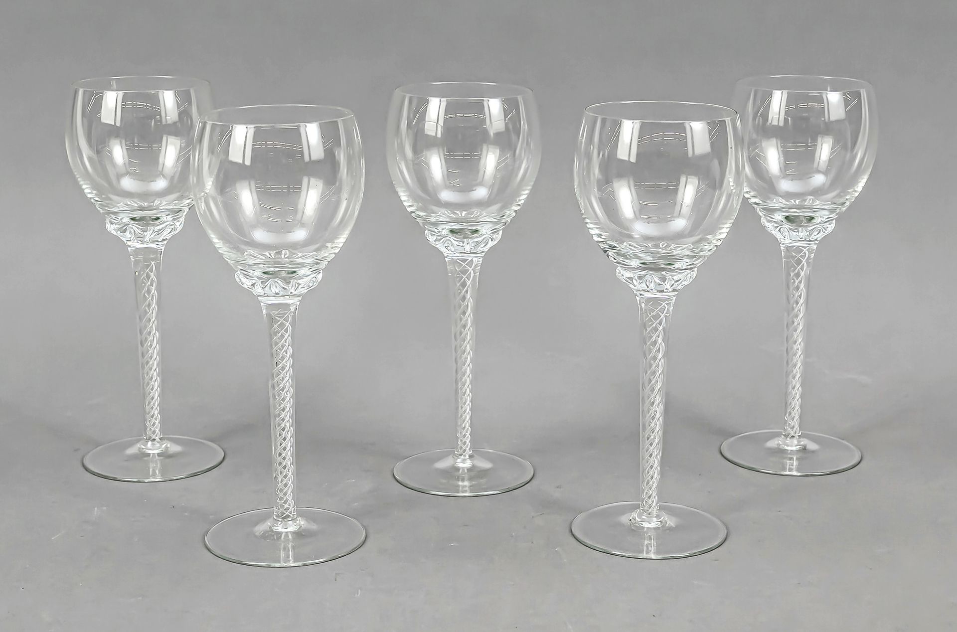 Null 五个酒杯，20世纪，圆形圆盘支架，圆锥形杯柄与封闭的玻璃螺旋，带花纹附件的顶饰，透明玻璃，高20厘米