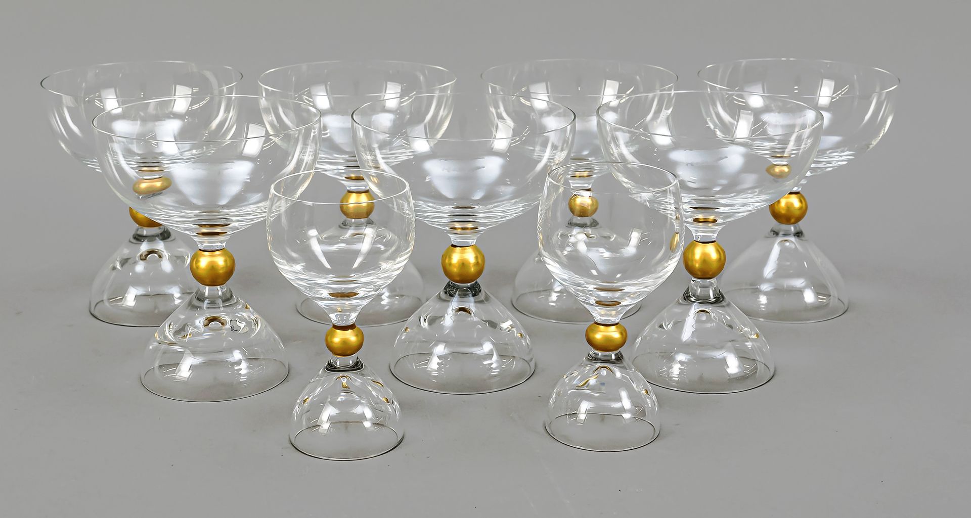 Null 七只香槟杯和两只利口酒杯，Rosenthal，1970/1980年代，由Björn Wiinblad设计，钟形支架，带球状模式的柄，球状圆顶，透明玻璃&hellip;