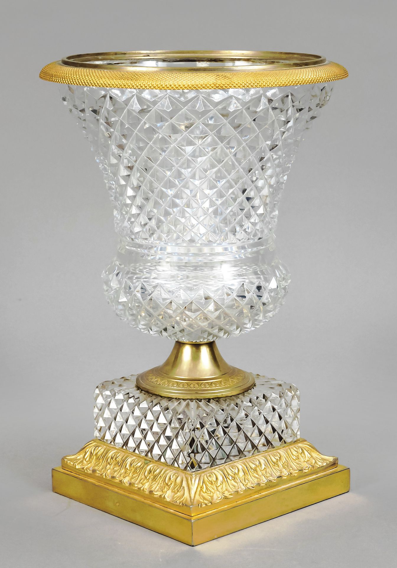 Null 火山口花瓶与镀金青铜安装，可能是法国，约1900年，在一个阶梯式的方形底座上，花瓶与圆形支架，瓶身下部隆起，向口部扩张，瓶身透明玻璃，壁上有蜂窝状结构&hellip;