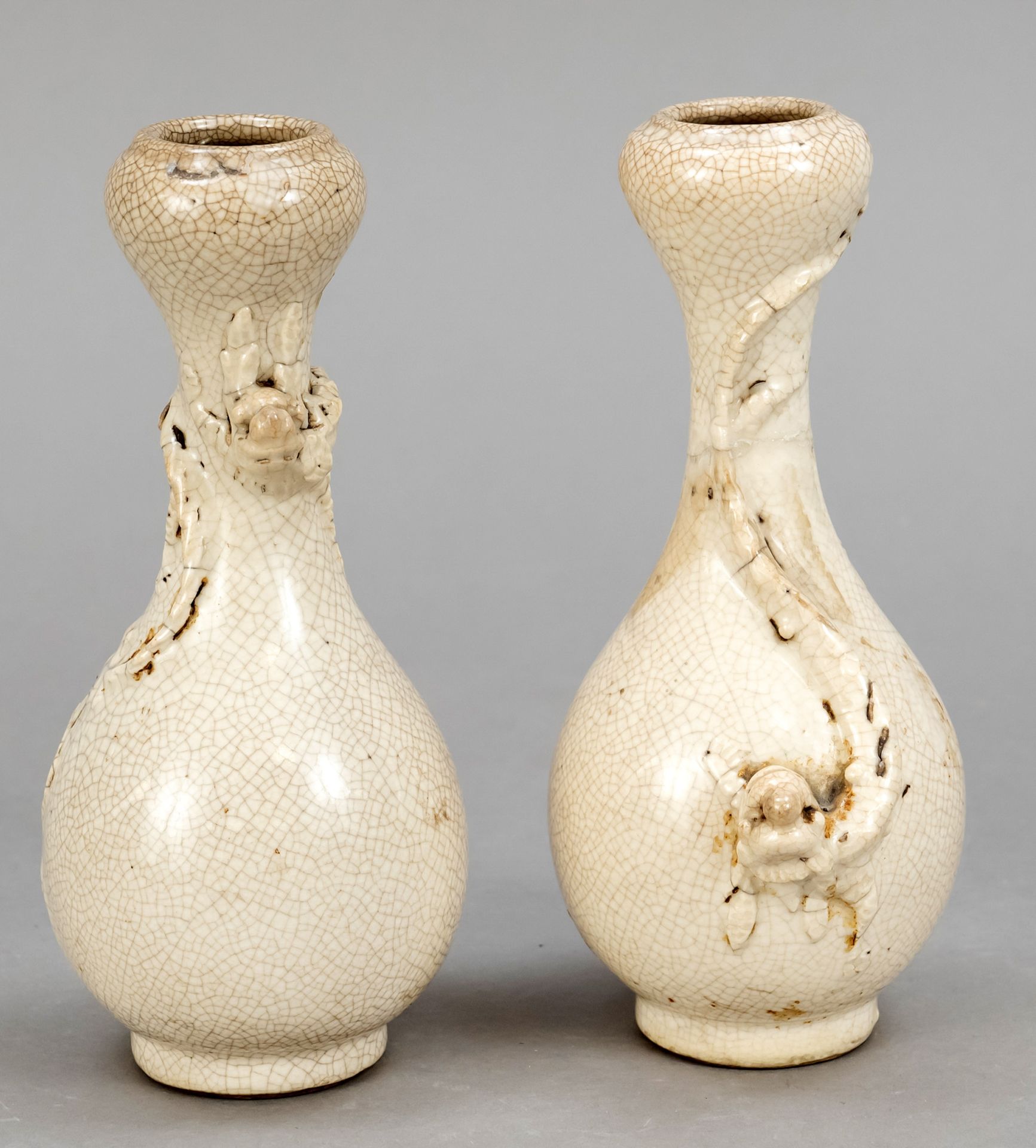 Paire de vases, probablement chinois, base ronde, corps en forme de goutte, paro&hellip;