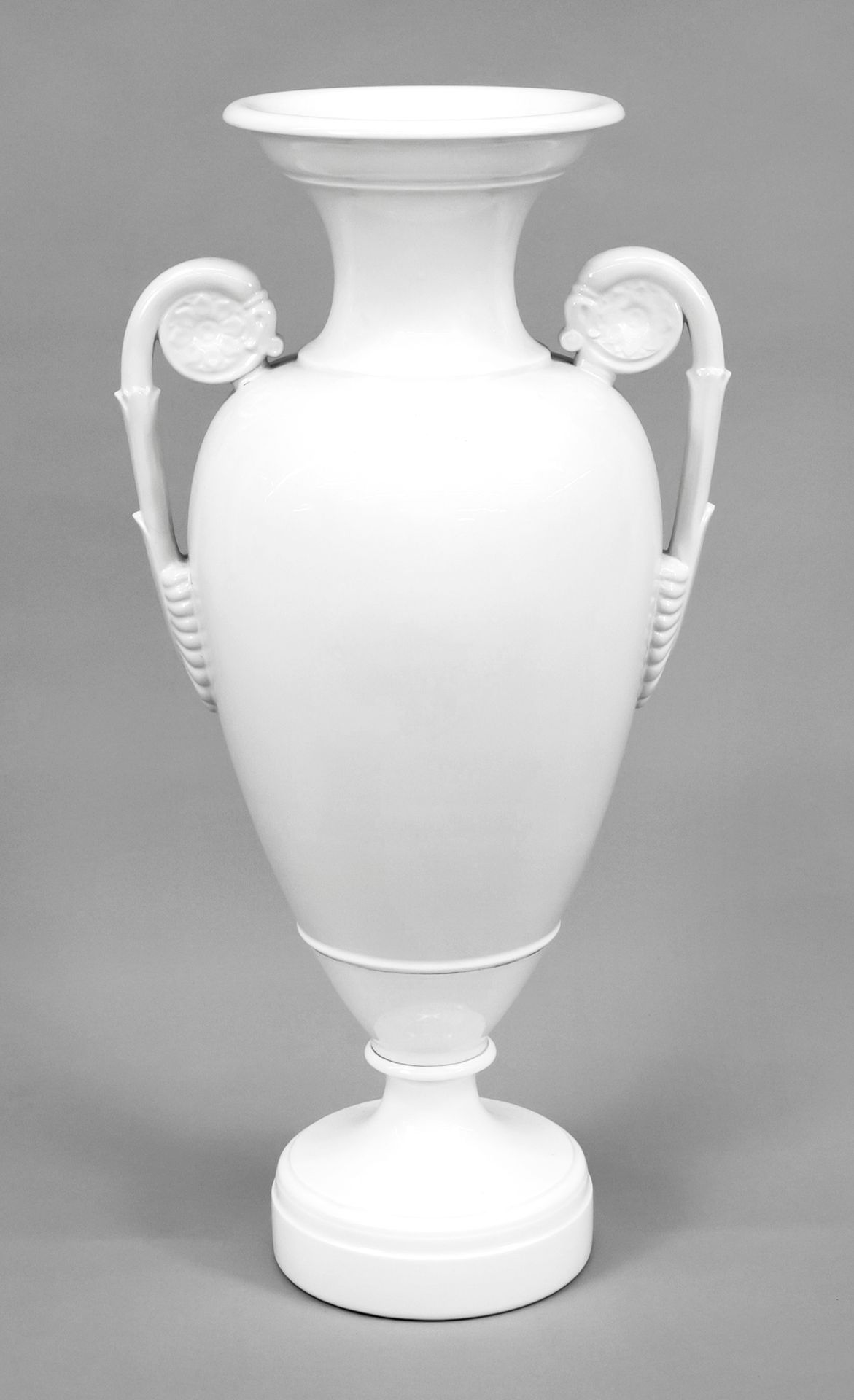 Null 大型落地花瓶，KPM柏林，1945年前的标记，第二选择，白色，由卡尔-弗里德里希-辛克尔（1781-1841）设计，新古典主义。双耳花瓶，边上有凸起的&hellip;