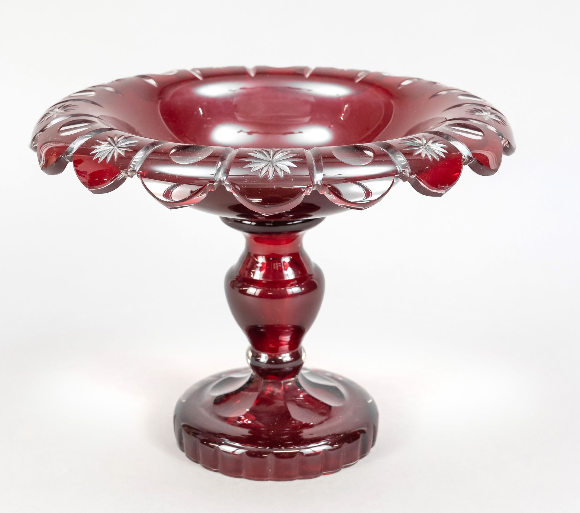 Null 大型圆形中心器，20世纪初，圆形拱形支架，花瓶形轴，花形碗，透明玻璃，主要是红色覆盖的星星和球形装饰，直径27厘米，高20厘米