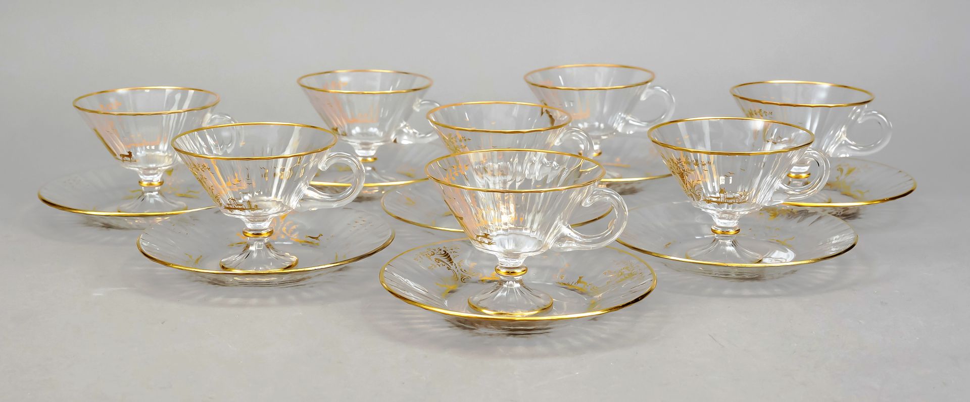 Null 八个冰淇淋/liqueur碗与碟子，可能是俄罗斯，约1900年，圆形底座，圆锥形圆顶，手柄连接在侧面，透明玻璃与丰富的黄金装饰，风景与工作人员，黄金擦&hellip;