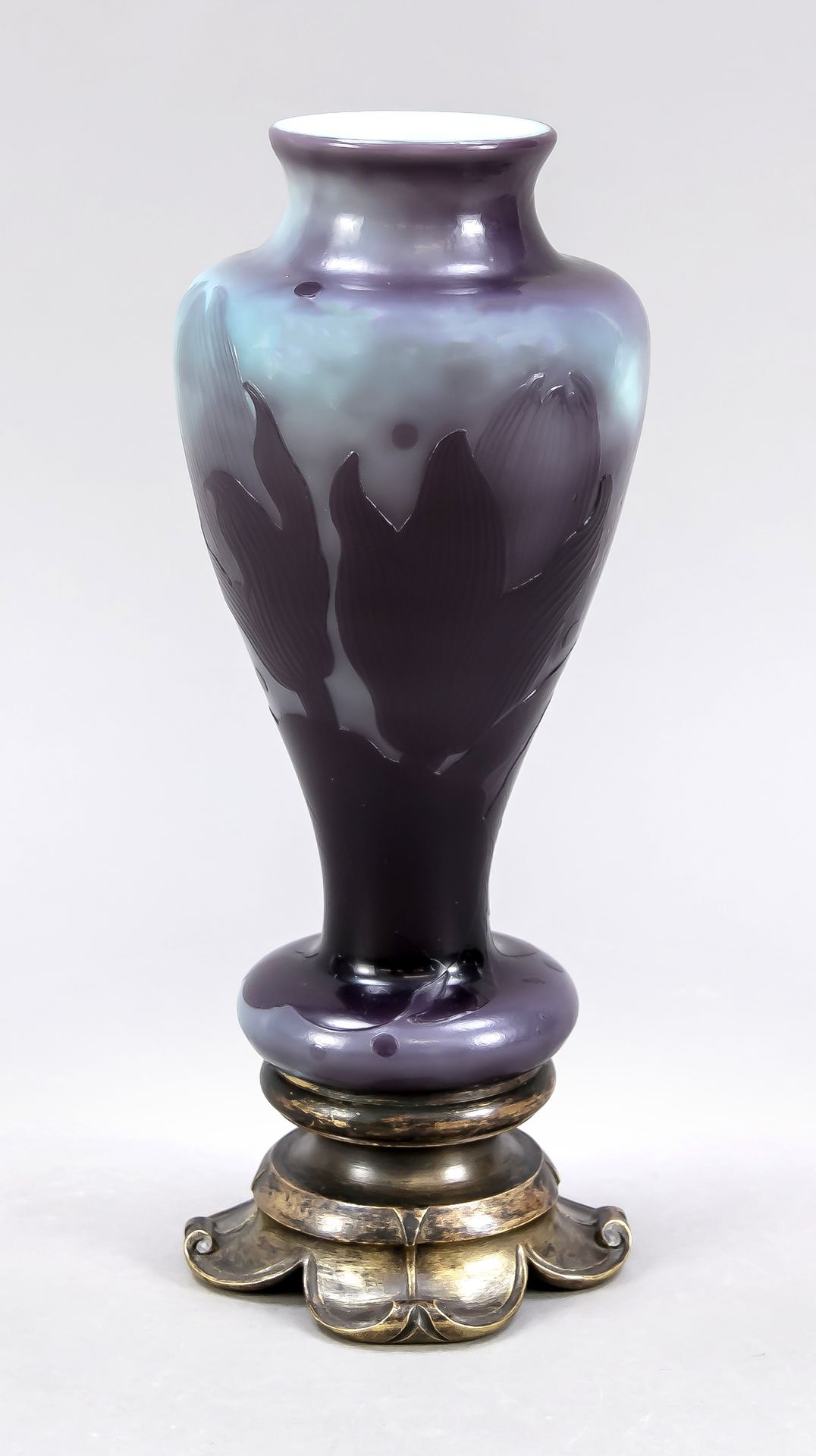 Null 罕见的装饰性花瓶，法国，约1900年，Emile Gallé，南希，宽大的圆形支架，瓶身有凸起的壁，向颈部缩进，喇叭形的口沿，淡蓝色的牛奶玻璃，覆盖着&hellip;