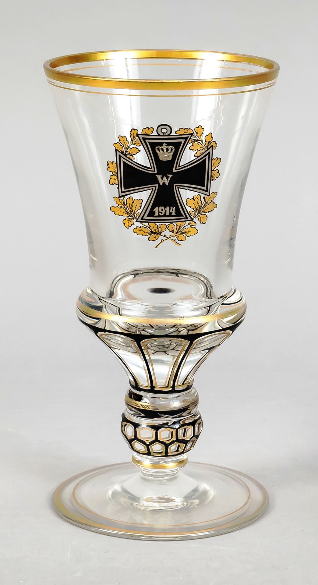 Null Vaterländisches Fußglas，20世纪初，圆盘支架，短轴，圆顶下部隆起，上部变宽，透明玻璃上有黑色和金色绘画，铁十字，金边擦拭，高1&hellip;