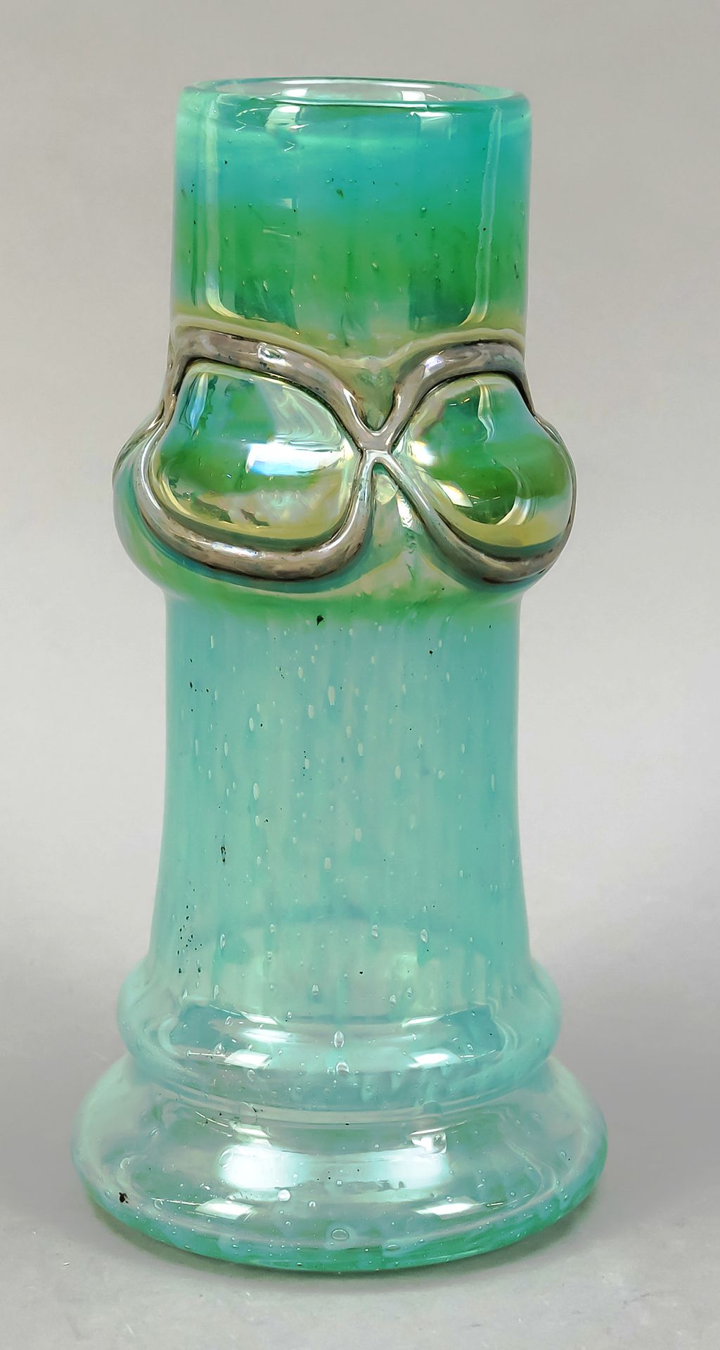 Null 花瓶，20世纪，圆形支架，瓶身有锥形壁，上部隆起，透明玻璃上有绿色粉末熔体和灰色带状熔体，高26厘米