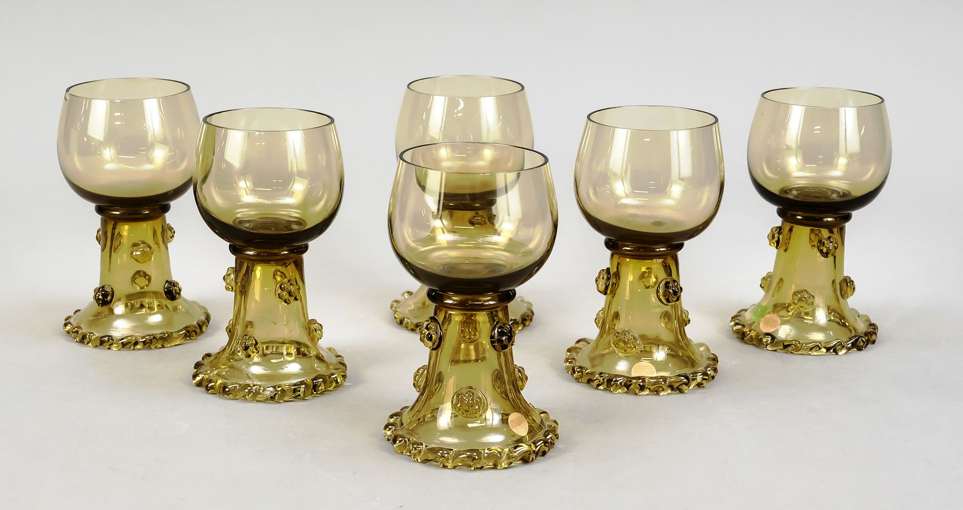 Null 六个酒杯，约1900年，宽的空心底，有熔融玻璃的小圆点，圆顶，绿色玻璃，3次损坏，高13.5厘米