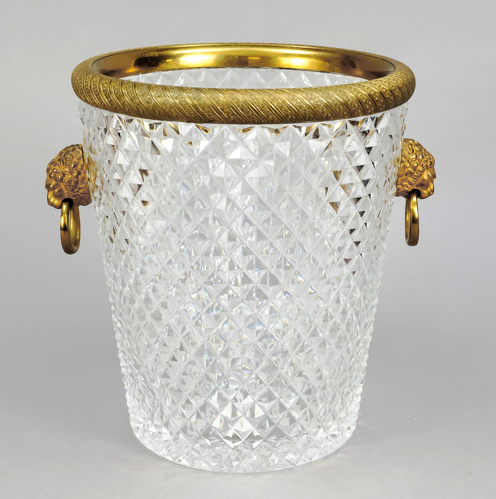 Null 镀金的香槟酒柜，约1900年，圆形支架，圆锥体，边缘和手柄的安装，侧面的狮子头拿着松散的环形手柄，冠状的透明玻璃，壁上有蜂巢结构，高23,5厘米