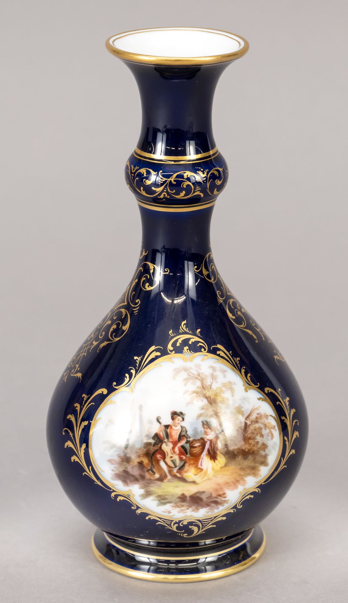 Null 花瓶，迈森，Knauff-Schwerter 1850-1924，第一选择，瓶形，奖章，多色画有一对夫妇在模仿华托演奏音乐，背面是花束，钴蓝色背景，装&hellip;
