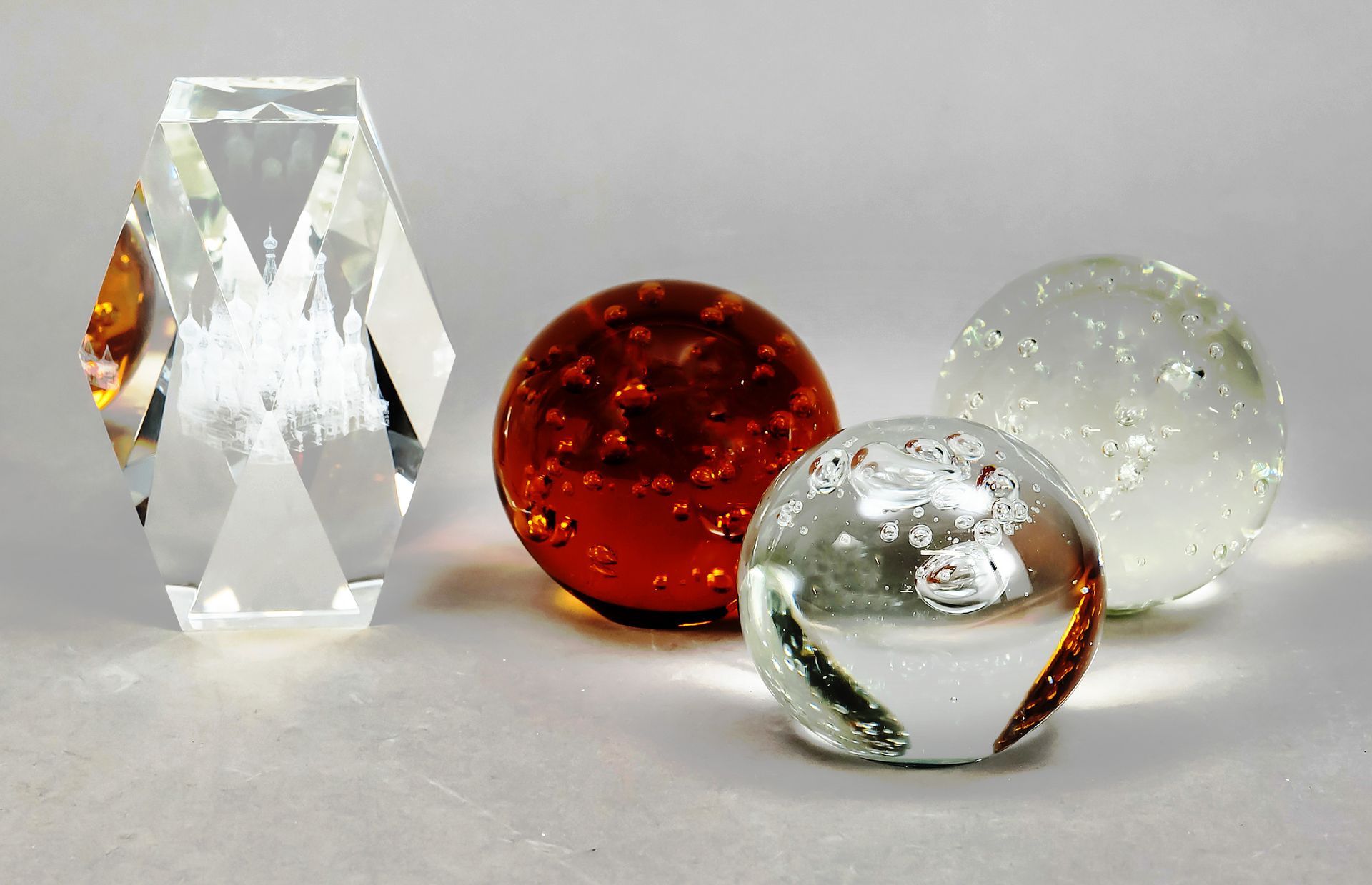Null 四个纸杯，20世纪，3个球形，有封闭的气泡，2个透明，1个棕色玻璃，高8厘米，1个边缘切割，有克里姆林宫装饰的透明玻璃，高11.5厘米。