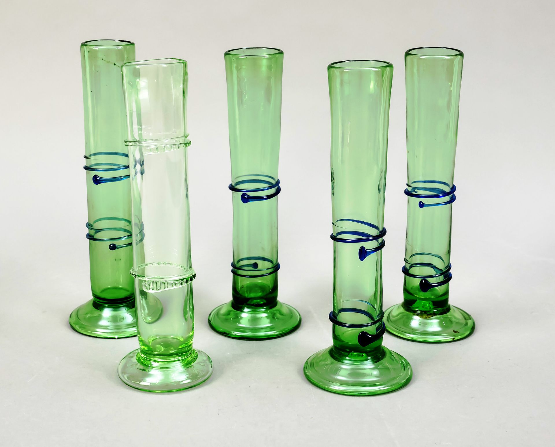 Null 五个条形花瓶，20世纪，圆形支架，细长的身体，绿色玻璃，4个带有应用的蓝色玻璃螺旋，1个带有多个捏合的透明玻璃螺旋，拆毁，高度为22厘米