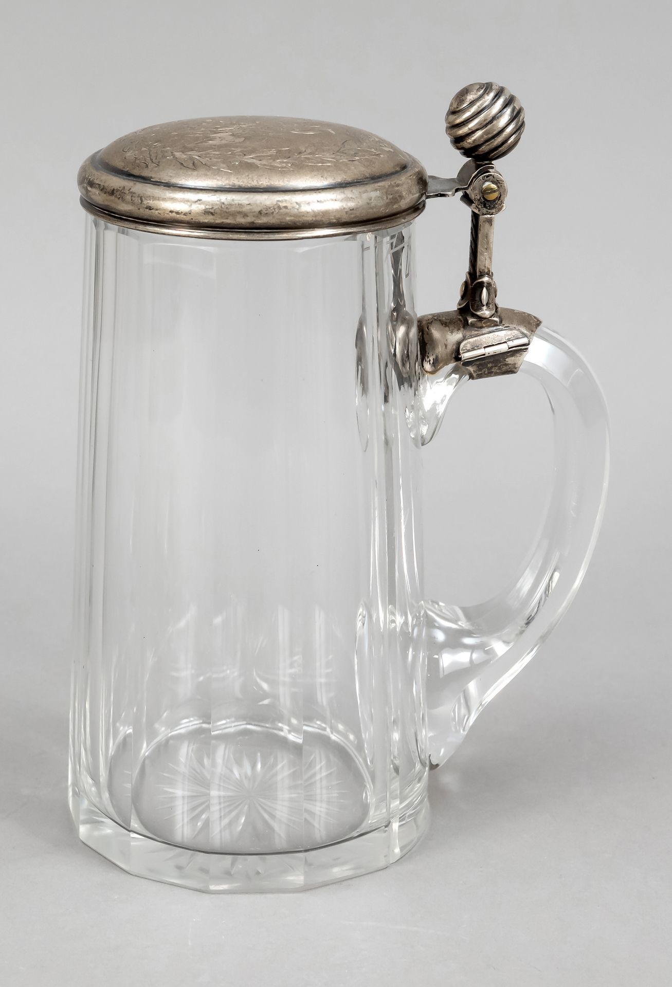 Null 带有镀银盖子组件的玻璃啤酒杯，大约在1900年，铰链盖子组件带有球形手柄和奉献，主体是透明玻璃，底部有星形切割的边缘，高21.5厘米