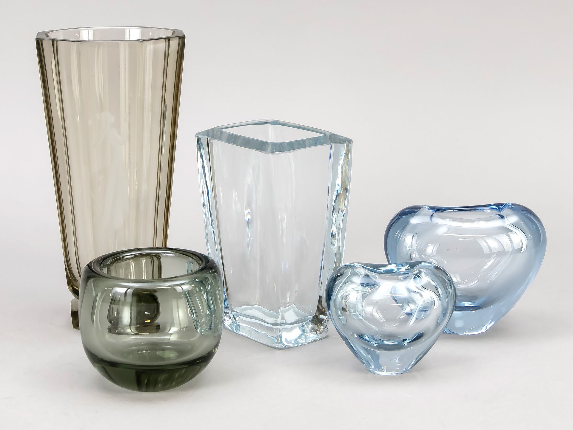 Null 五个花瓶，斯堪的纳维亚，主要是Holmegaard，丹麦，不同的设计师，各种形状和大小，蓝色，灰色和棕色的玻璃，部分边缘，在底部签名，部分最小的碰撞，&hellip;