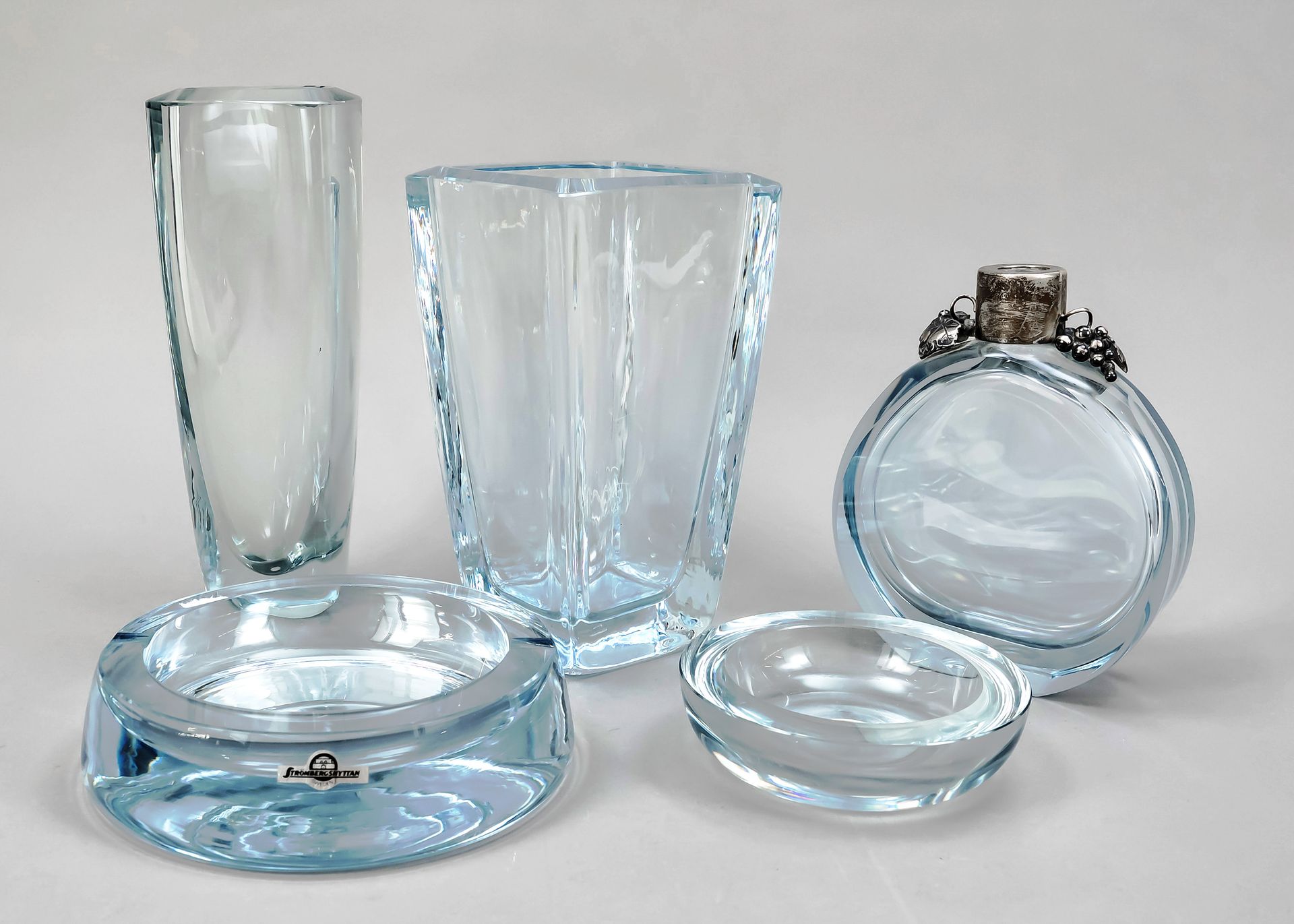Null 五件玻璃制品，瑞典，20世纪末，Strömbergshyttan，2个花瓶，花瓶（塞子不见了），烟灰缸和小碗，每个都是蓝色的，厚壁玻璃，1个有安装纯银&hellip;