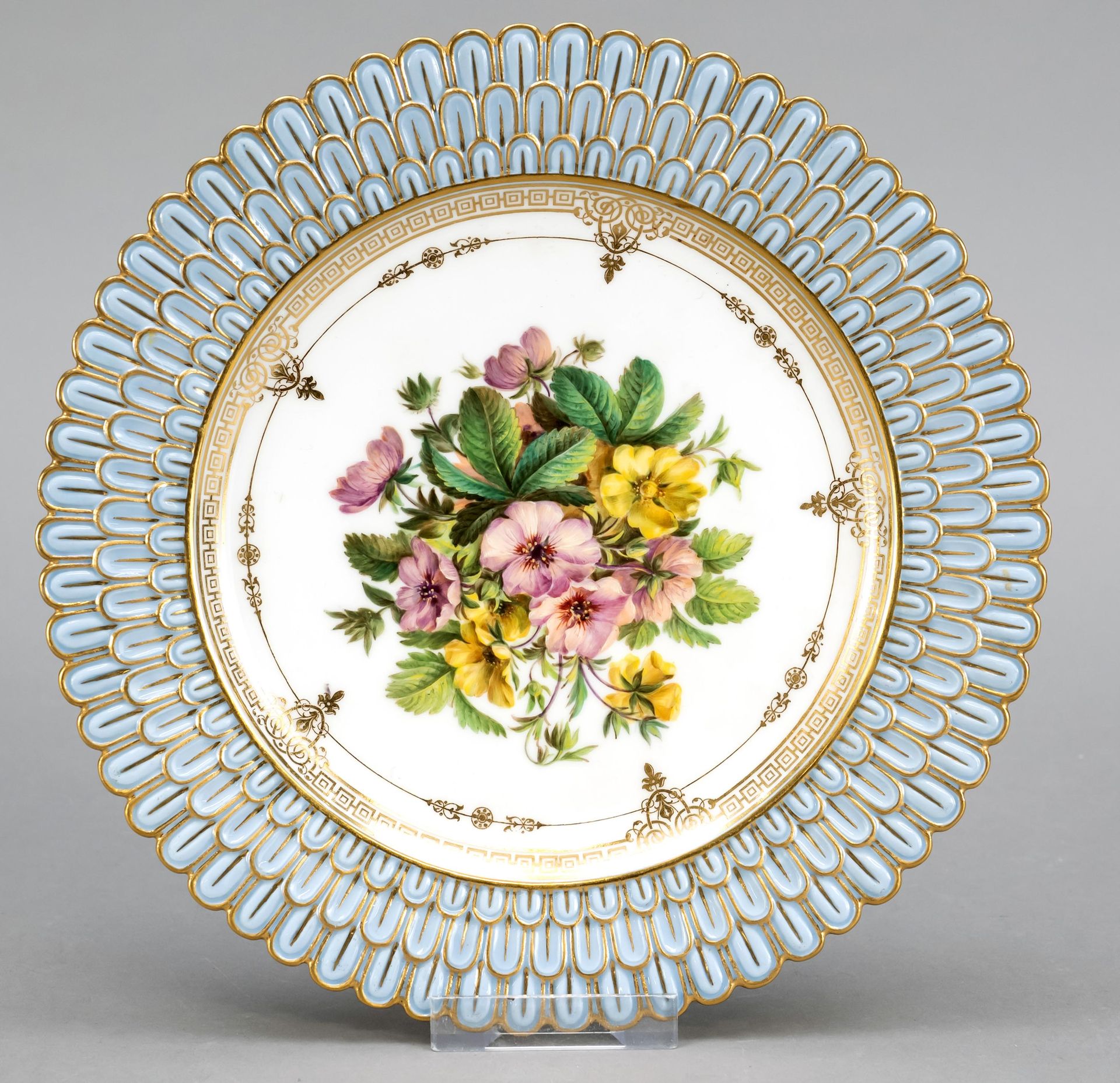 Null 盘子，塞夫勒，法国，1842年，镜面上的多色花卉画，背面刻有："Potentille frutescente''（卷叶金鸡菊），周围有装饰性的镀金，旗&hellip;