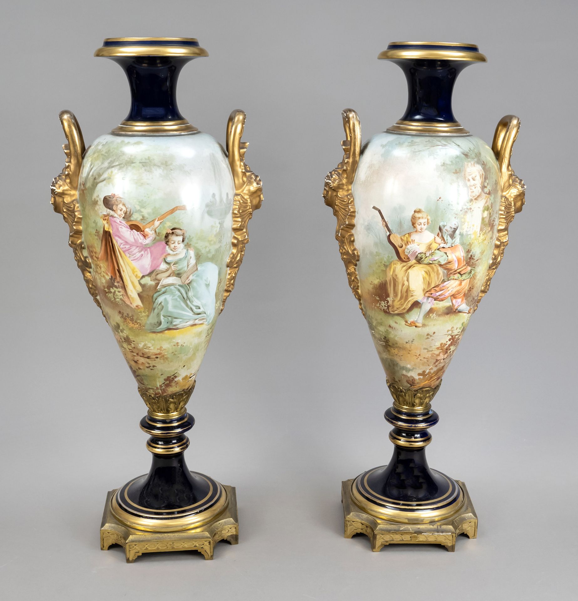 Null 一对塞夫勒风格的大花瓶，法国，19世纪，多色画与华托之后的英勇场景，签名为Laurent，侧面把手在面具上，大镀金部分被摩擦，钴蓝色背景，底座有青铜安&hellip;