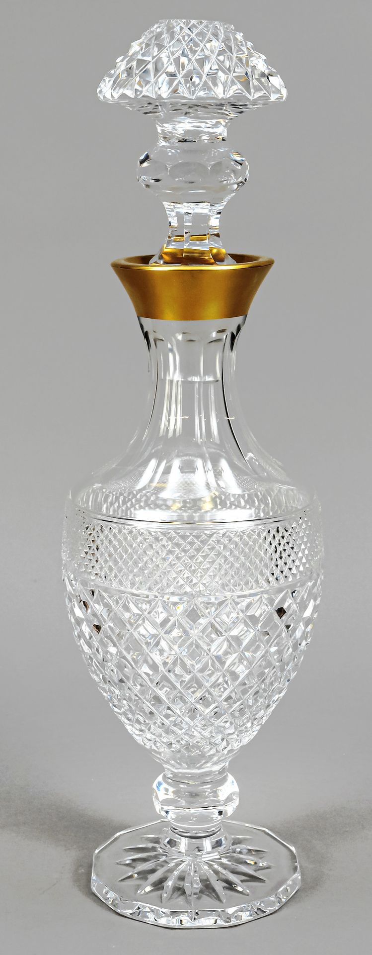 Null 大酒杯，20世纪，多角形支架，短轴与结点，椭圆形杯身，大圆珠形瓶塞，透明玻璃，有丰富的切割装饰和宽金边，高38.5厘米