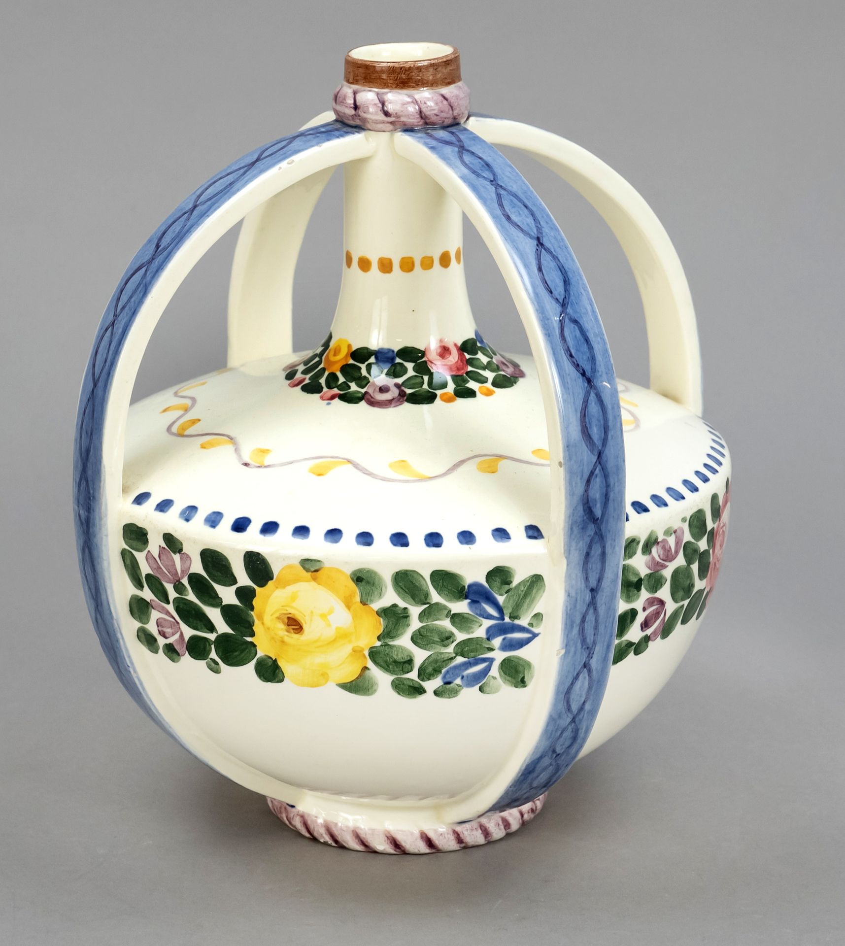 Null 新艺术风格的带柄花瓶，奥地利，约1900年，标记为G. Schmider，圆形支架，球体，4个弯曲的手柄，米色的身体，有多色的花卉装饰，稍微磕碰，高2&hellip;