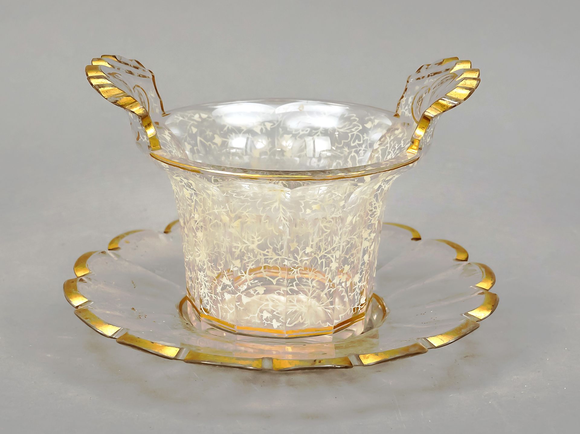 Null Biedermeier碗与碟子，19世纪中期，花形碟子，碗壁变宽，侧面有把手，碗壁有蚀刻的花卉装饰和金色装饰（有摩擦），有磕碰，直径18.5厘米，整体&hellip;